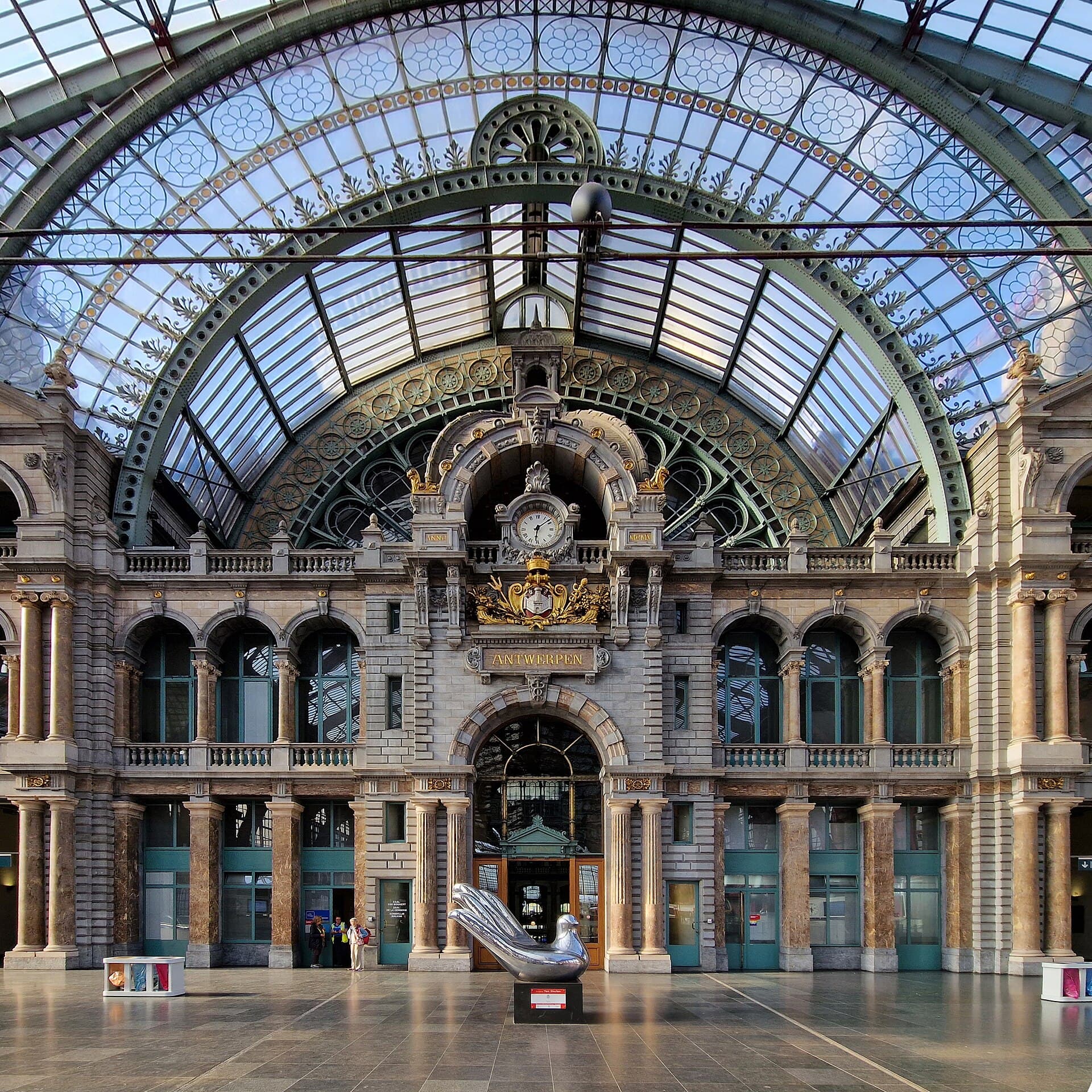 L'atrio monumentale della stazione di Antwerpen-Centraal, soprannominata la 'cattedrale ferroviaria'.