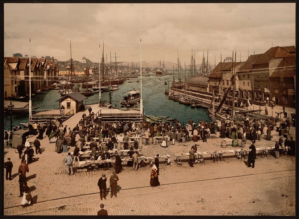 Il mercato del pesce di Bergen (Fisketorget), storica anima commerciale della città portuale.
