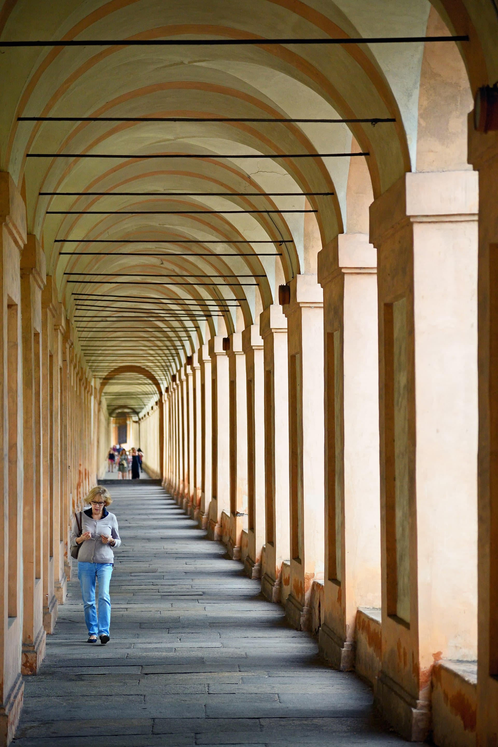 Il Portico di San Luca, il più lungo del mondo con i suoi 666 archi, che sale in collina fino al santuario: quasi quattro chilometri di arcate rosse.