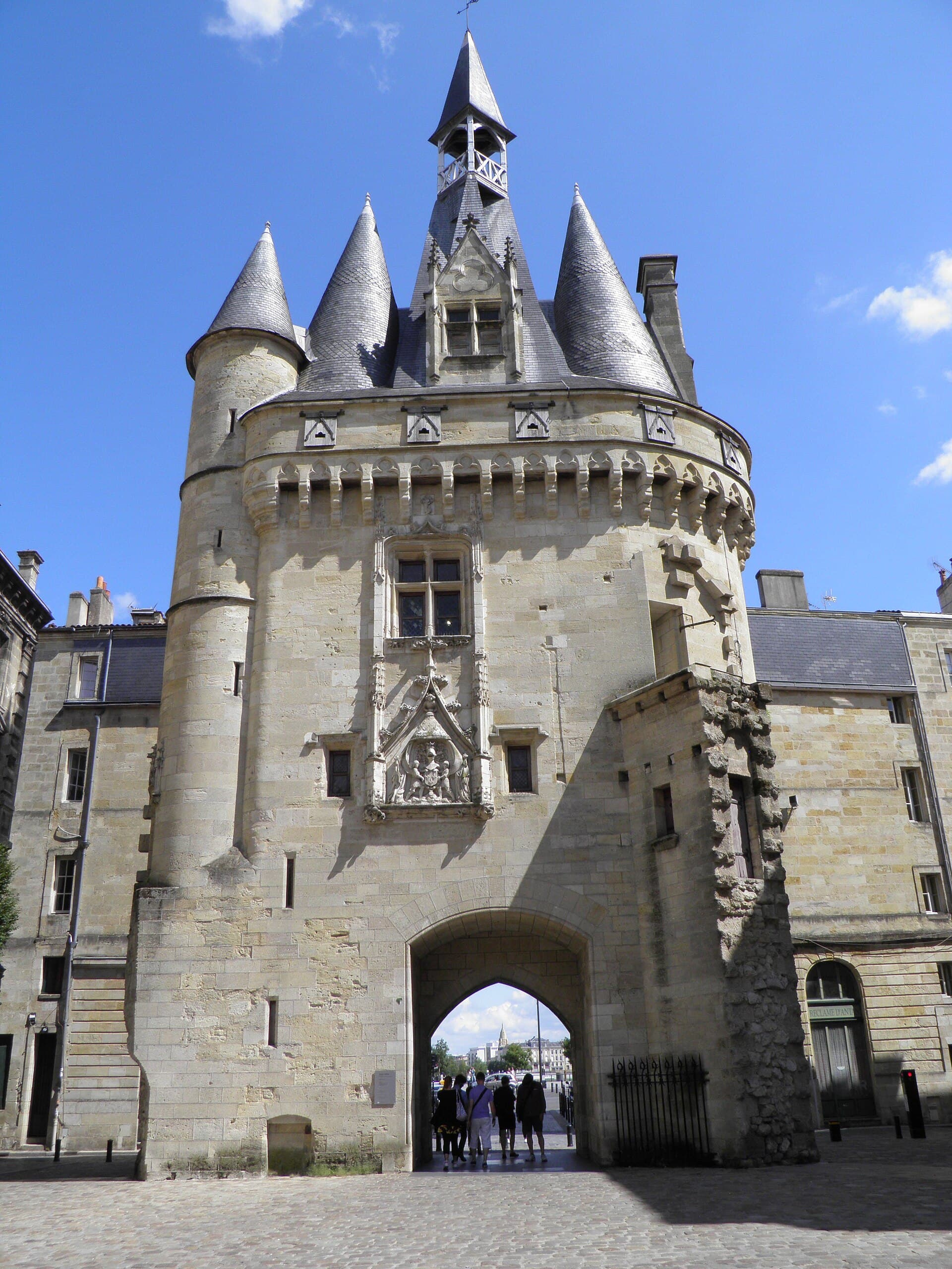 La Porte Cailhau, l'antica porta della città eretta a fine Quattrocento con torrette in stile castello e arco gotico: l'unico monumento civile medievale ancora visitabile di Bordeaux, sul lungofiume vicino a Place du Palais.