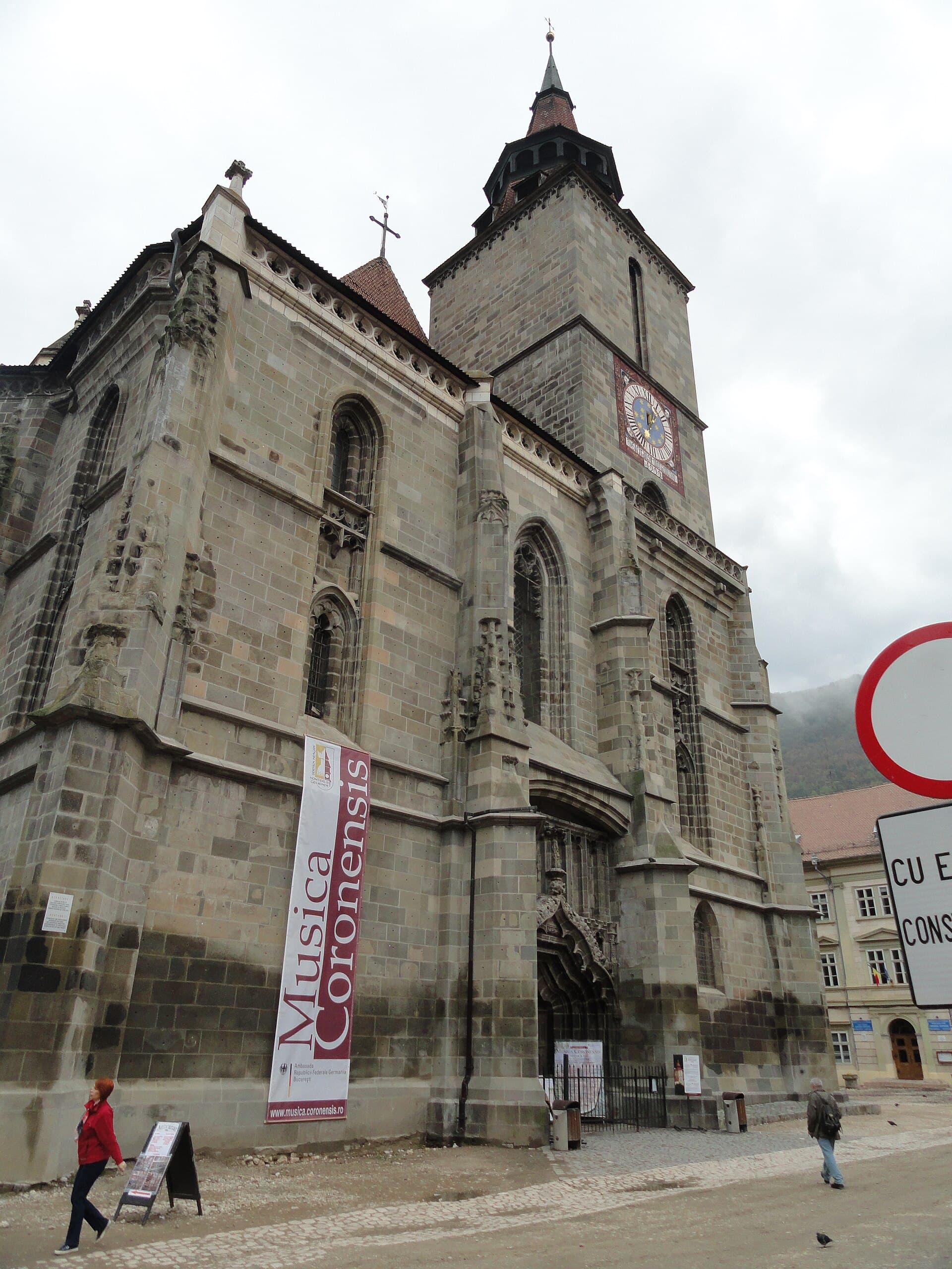 La Biserica Neagră, la più grande chiesa gotica tra Vienna e Istanbul, annerita dall'incendio del 1689.