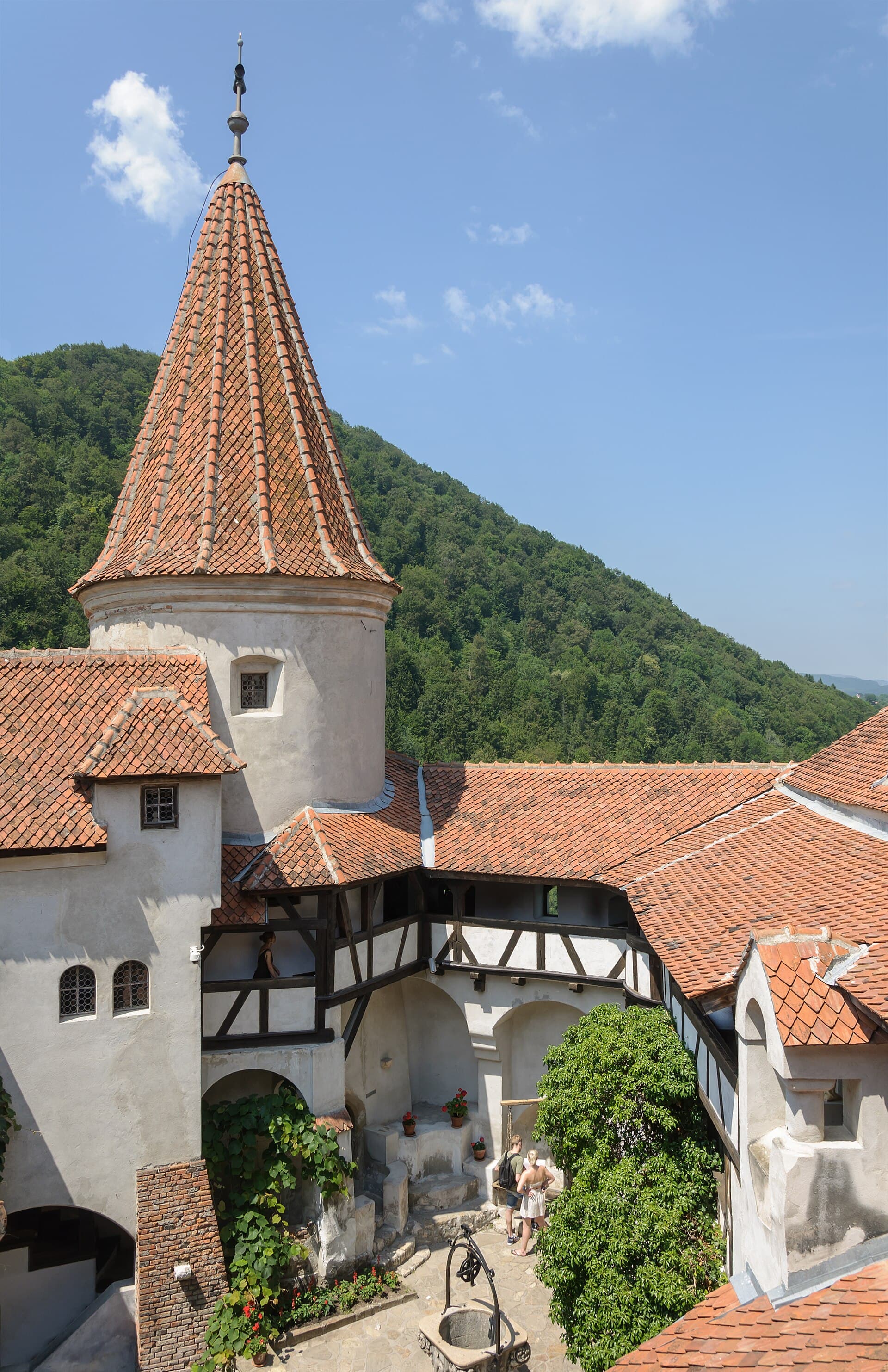 Il cortile interno del castello di Bran, a mezz'ora da Brașov sul passo verso la Valacchia.