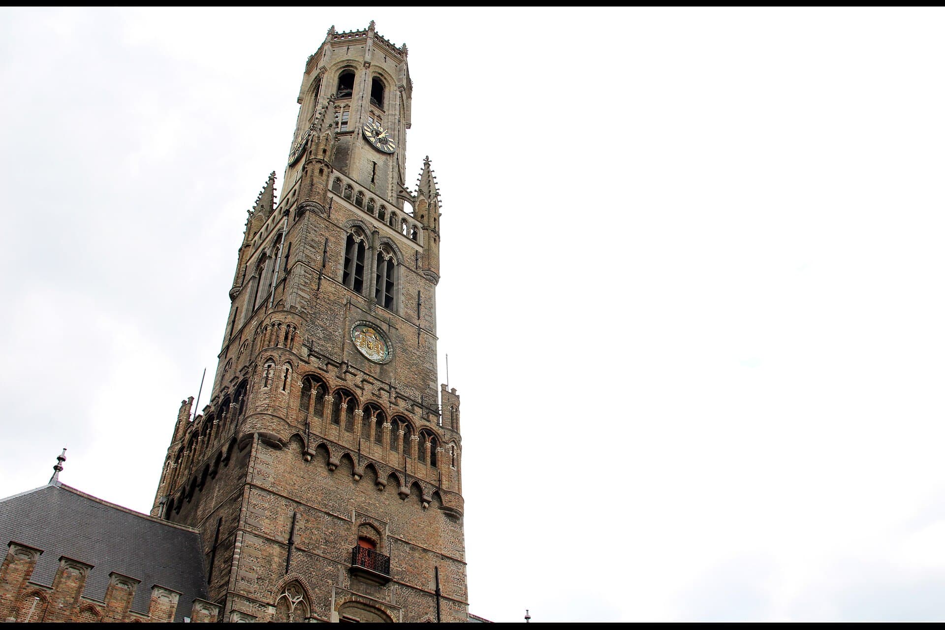 Il Belfort, la torre campanaria di 83 metri che domina il Markt: 366 gradini portano in cima, dove suona un carillon di 47 campane.
