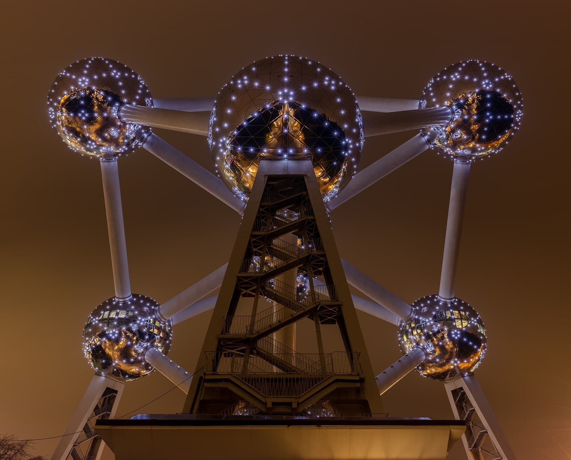 L'Atomium, costruito per l'Expo Universale del 1958, rappresenta una cella elementare di ferro ingigantita 165 miliardi di volte ed è oggi il simbolo architettonico più riconoscibile della città.