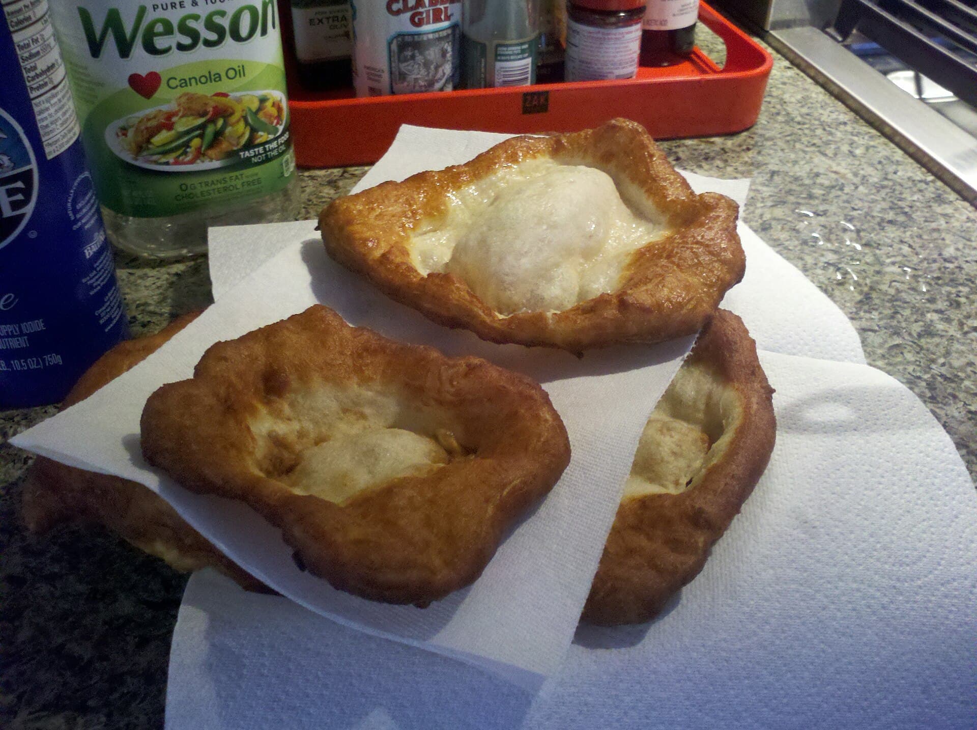 Un lángos appena fritto, coperto di formaggio e panna acida: lo street food che profuma i mercati della città.
