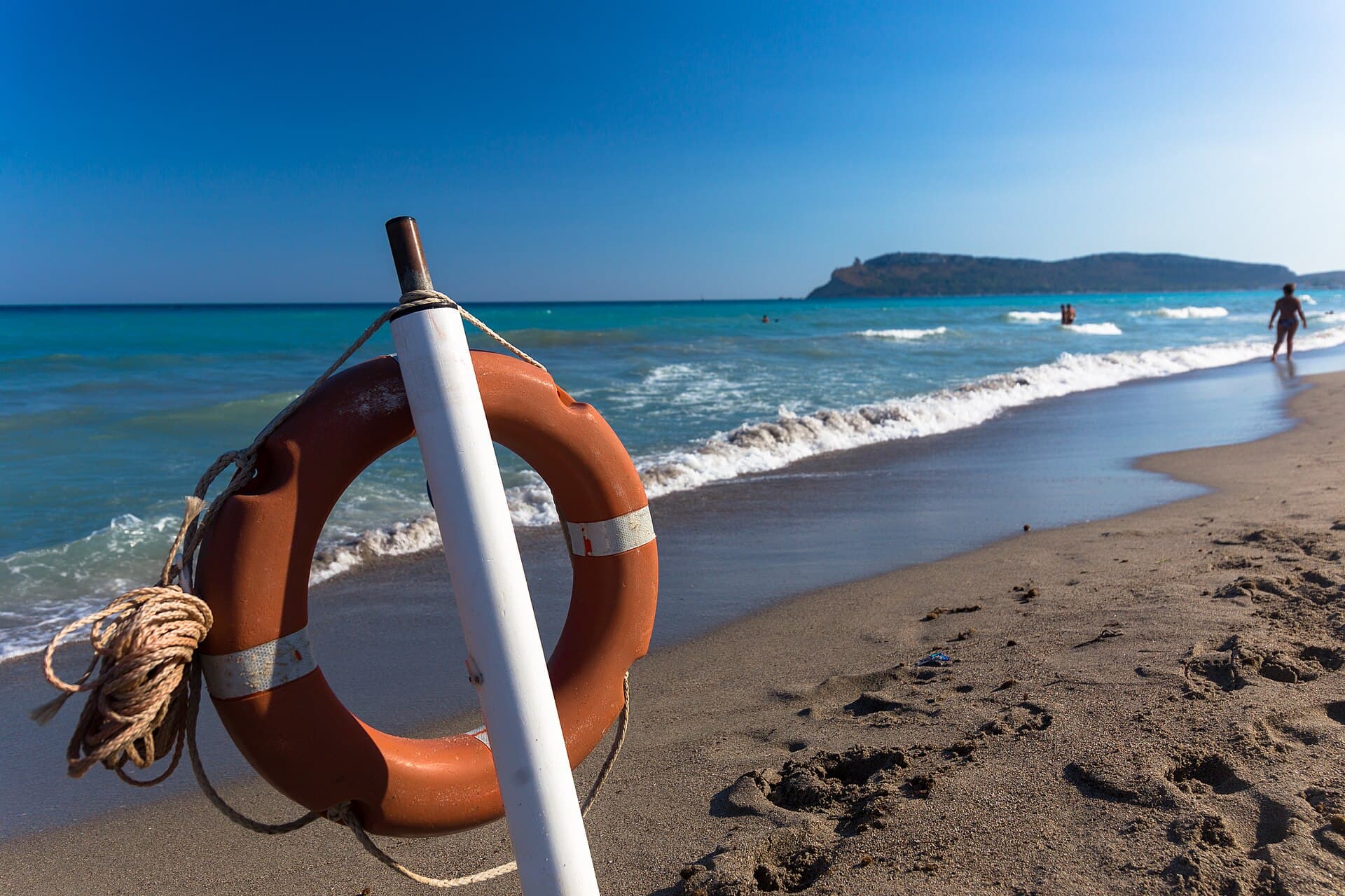 Il Poetto con la Sella del Diavolo sullo sfondo: 8 km di spiaggia urbana a un quarto d'ora dal centro.