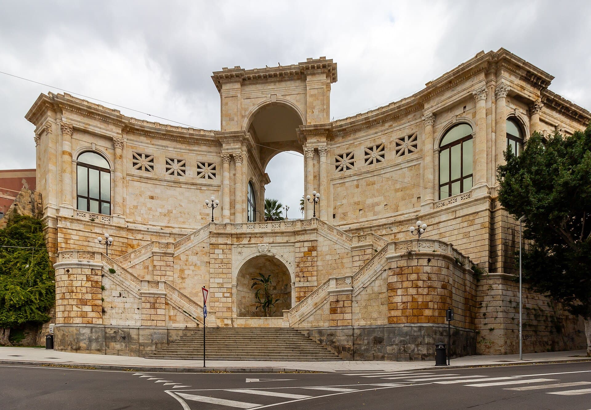 Il Bastione di Saint Remy, la terrazza monumentale sulle mura spagnole: il punto panoramico simbolo di Cagliari.