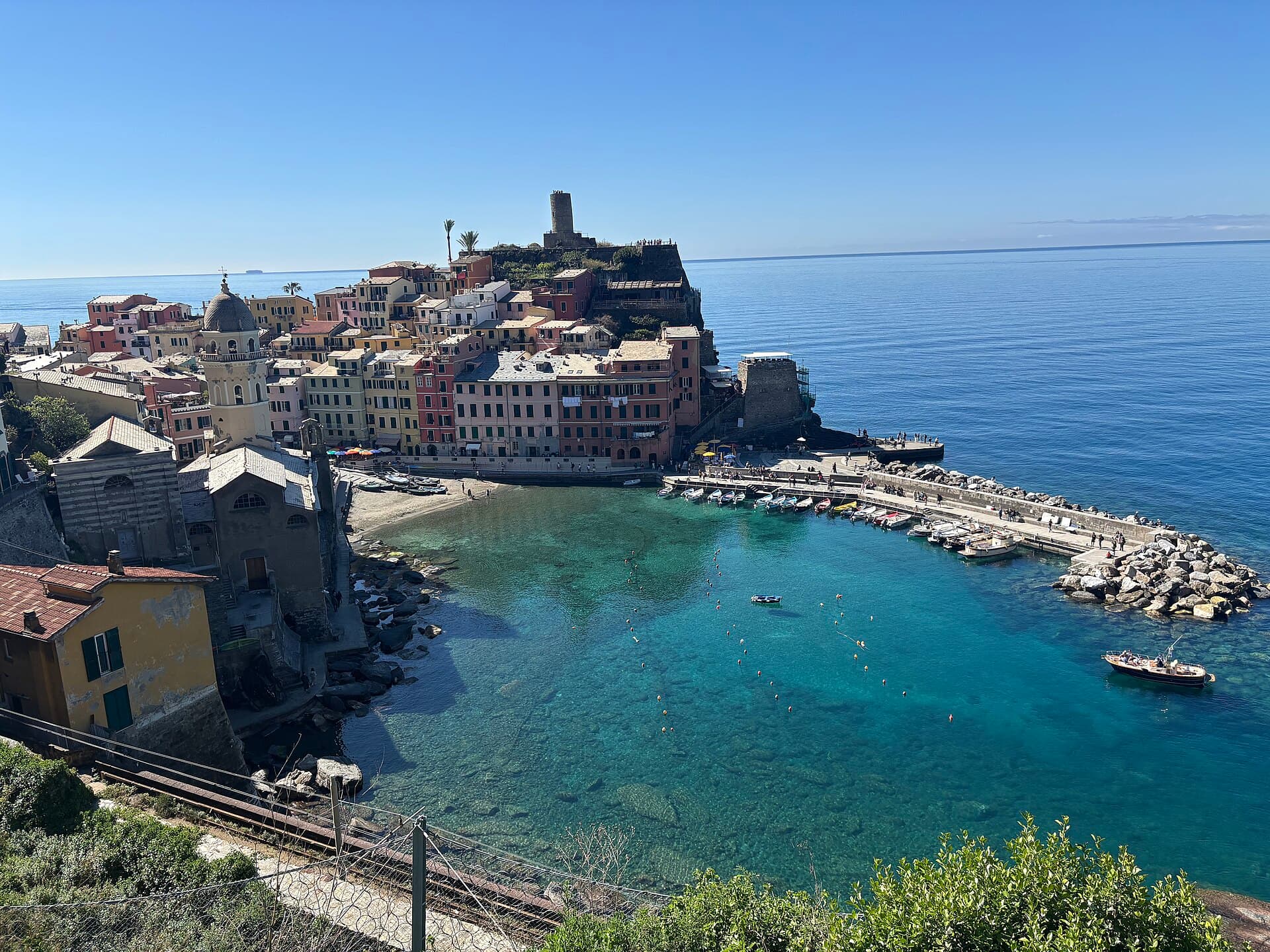 Il porticciolo naturale di Vernazza, forse il più scenografico dei cinque borghi, con la chiesa affacciata sull'acqua.