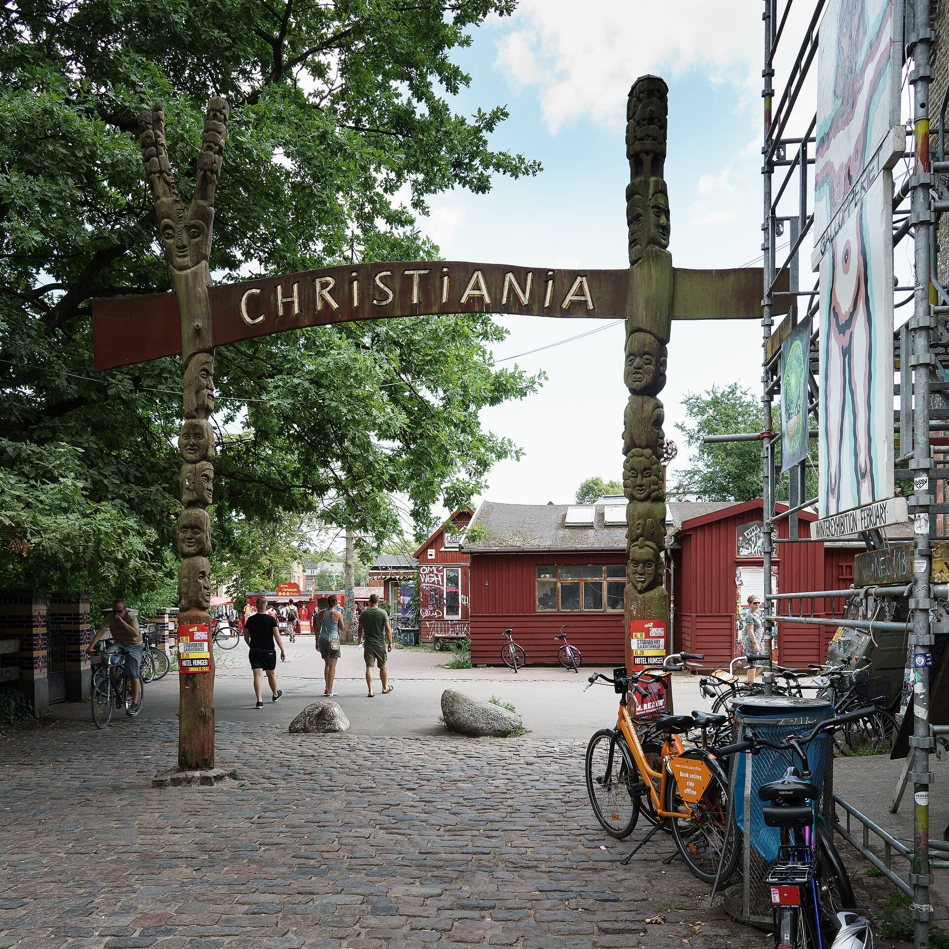 Il cartello d'ingresso di Freetown Christiania, coperto di graffiti: il segnale che si sta entrando nel quartiere autogestito più famoso d'Europa.