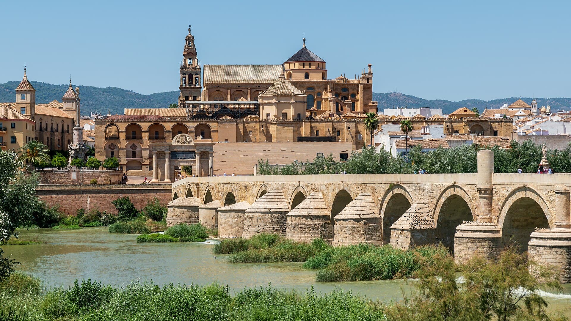Il Ponte Romano sul Guadalquivir con la Mezquita-Catedral sullo sfondo: la vista classica del centro storico di Córdoba.