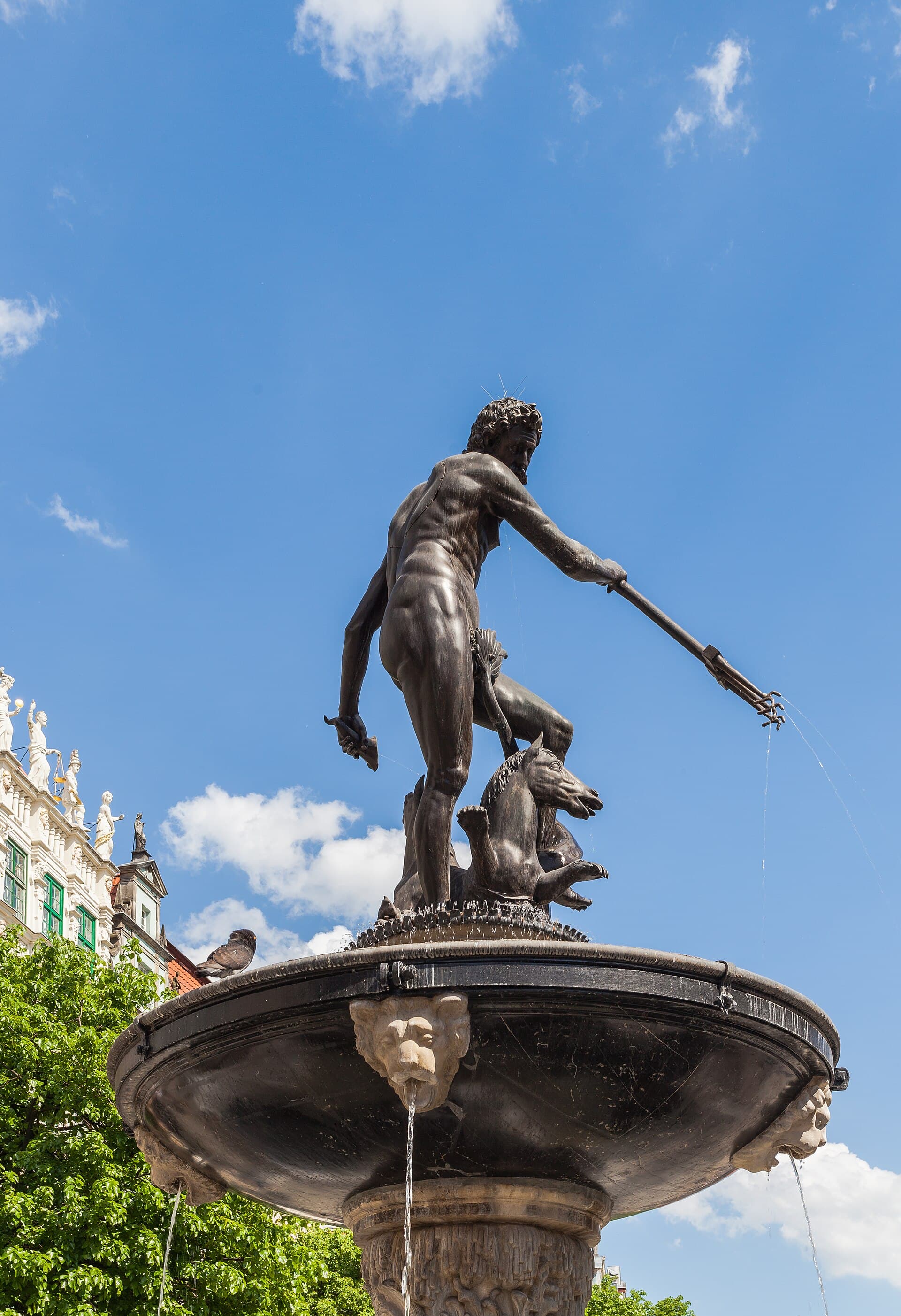 La Fontana di Nettuno nel Lungo Mercato, simbolo della città dal 1633 e suo punto-foto più iconico.