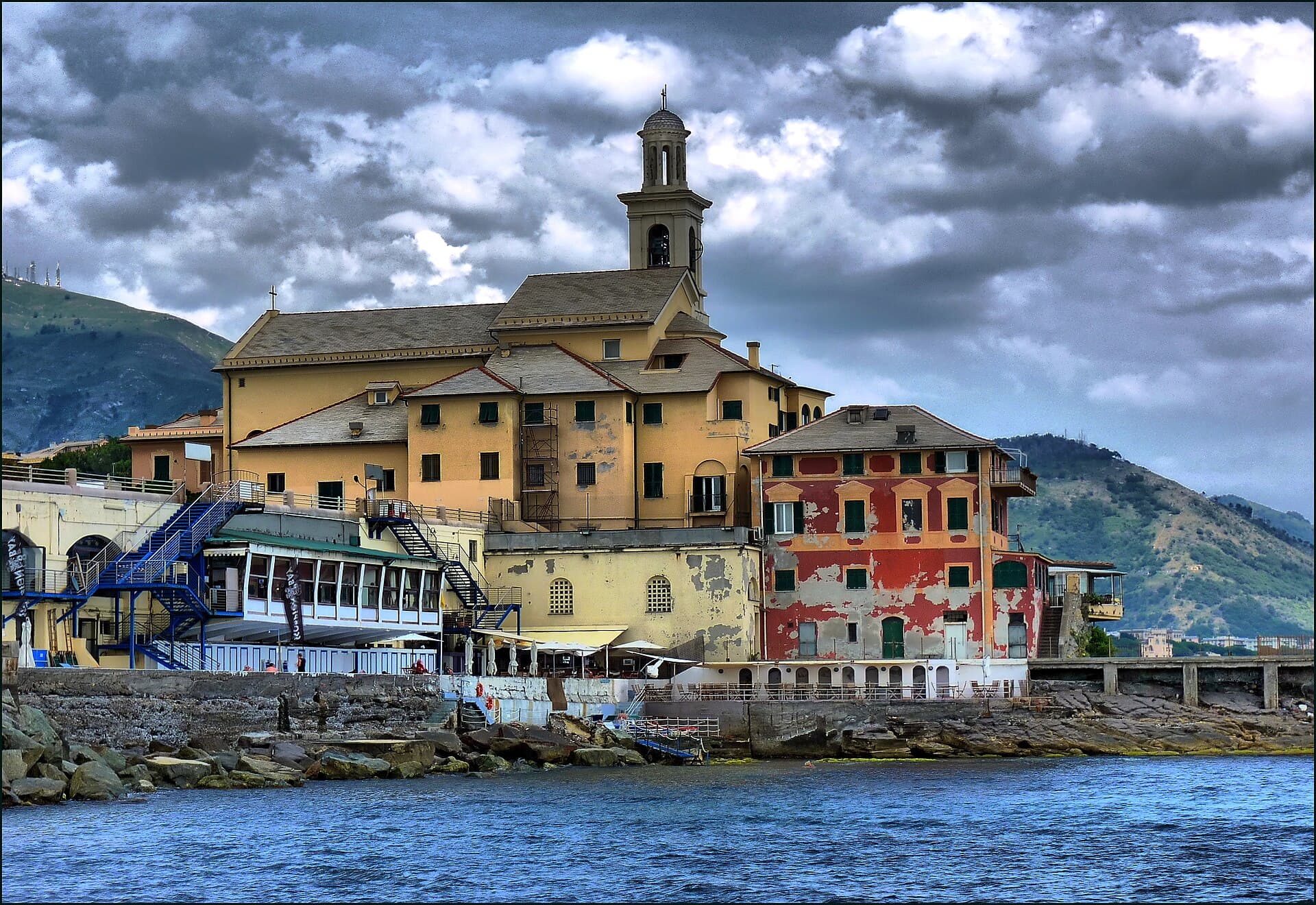 Boccadasse, il borgo di pescatori con le case color pastello strette attorno a una spiaggetta di ciottoli: una cartolina a pochi minuti dal centro.