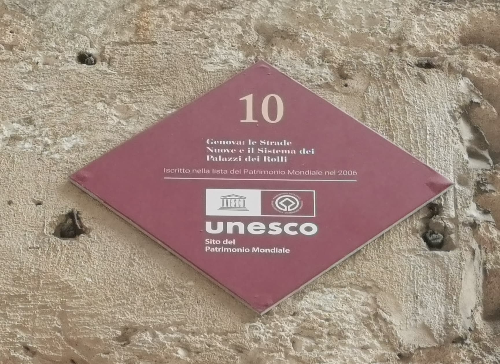 Via Garibaldi e i Palazzi dei Rolli, le dimore aristocratiche del Cinque-Seicento Patrimonio UNESCO: un concentrato di lusso barocco nascosto tra i caruggi.