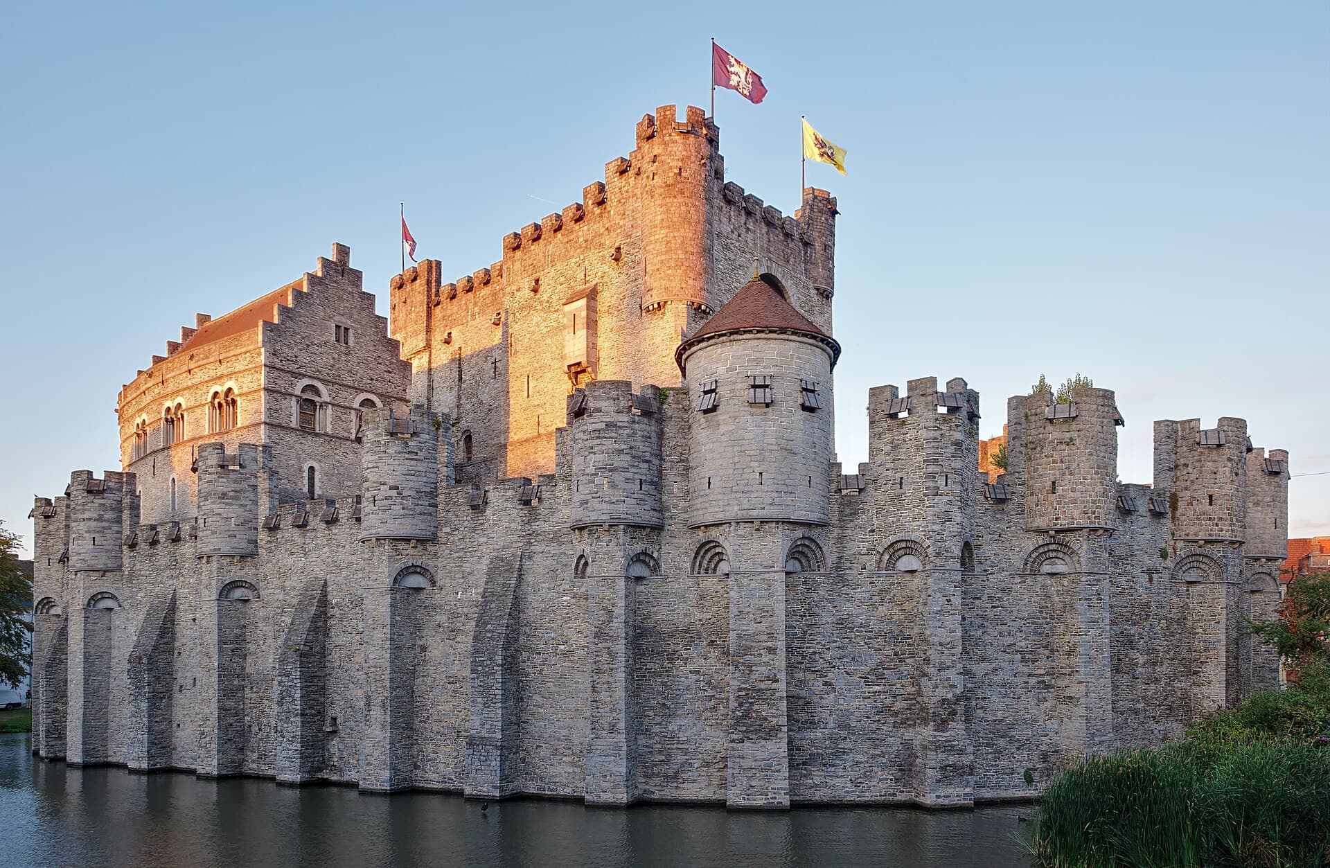 Il Gravensteen, il Castello dei Conti del 1180, con le sue mura merlate e il fossato: residenza dei conti di Fiandra fino al 1353, oggi si visita anche sui camminamenti di ronda con vista sulla città vecchia.