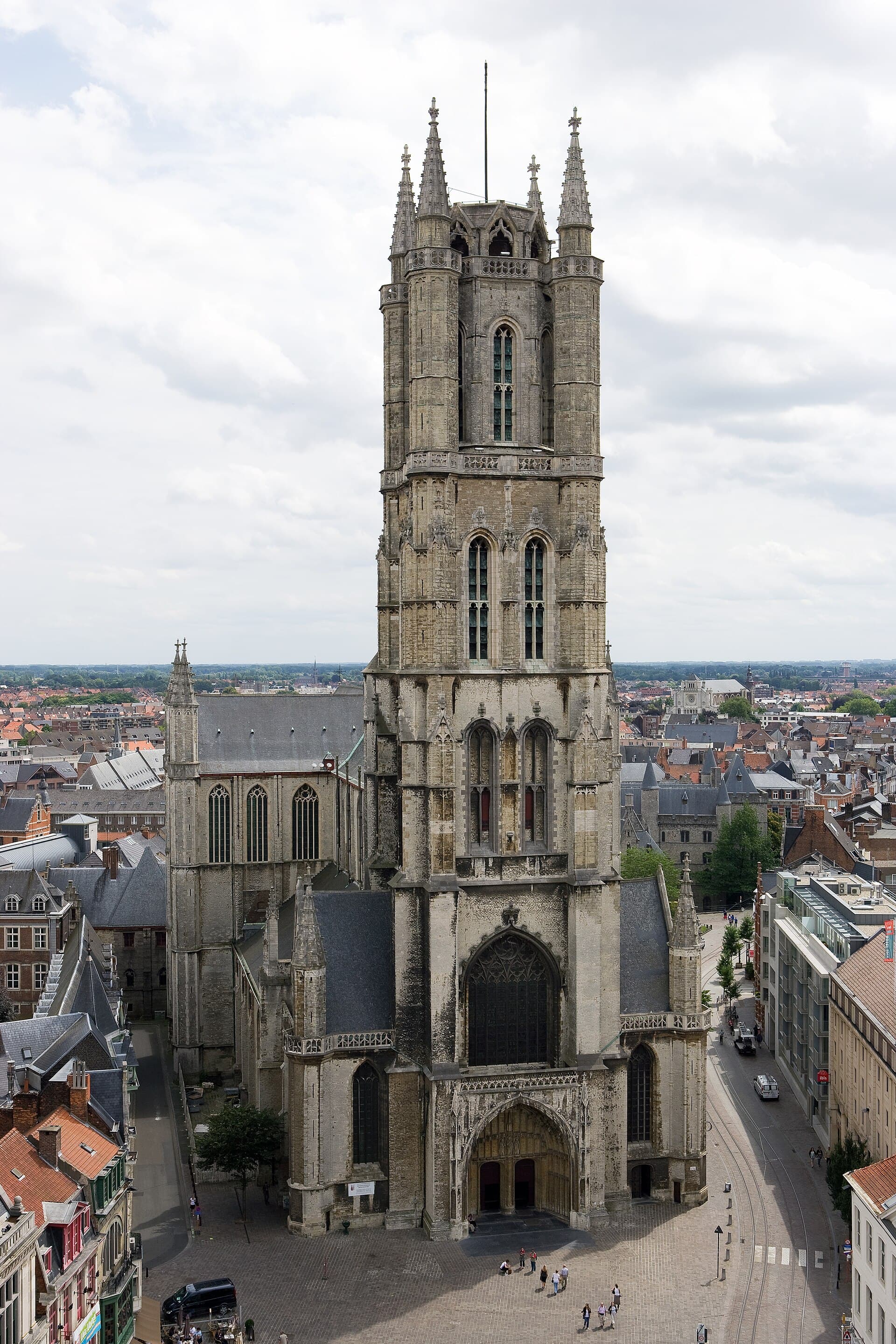 La cattedrale di San Bavone, che custodisce l'Adorazione dell'Agnello Mistico di Hubert e Jan van Eyck (1432): diciotto pannelli considerati una pietra miliare della pittura a olio europea, tra le opere d'arte più rubate della storia.