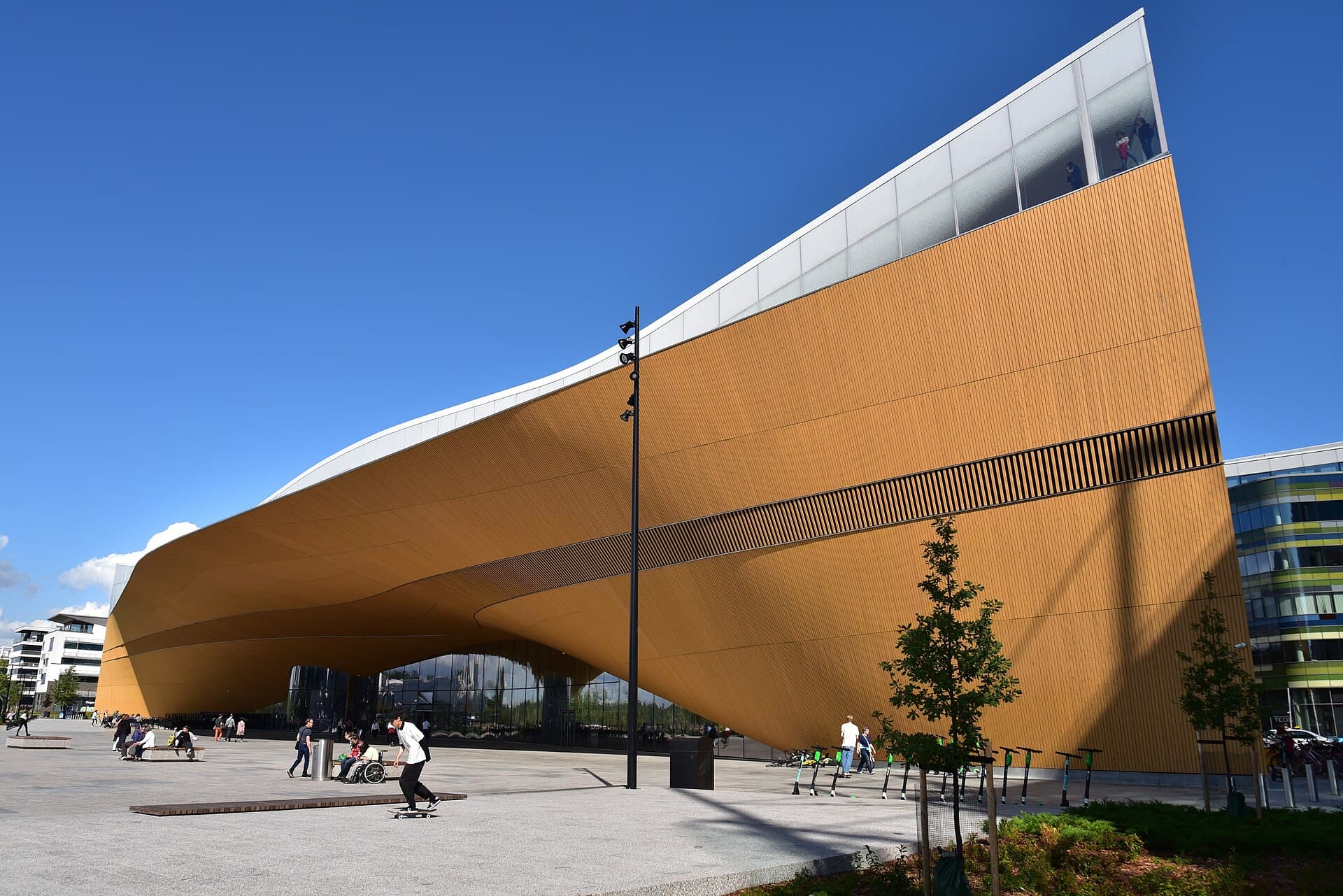 La biblioteca centrale Oodi, onda di legno e vetro: non solo libri ma laboratori, sale prova e una terrazza pubblica, simbolo dell'idea finlandese di spazio comune.