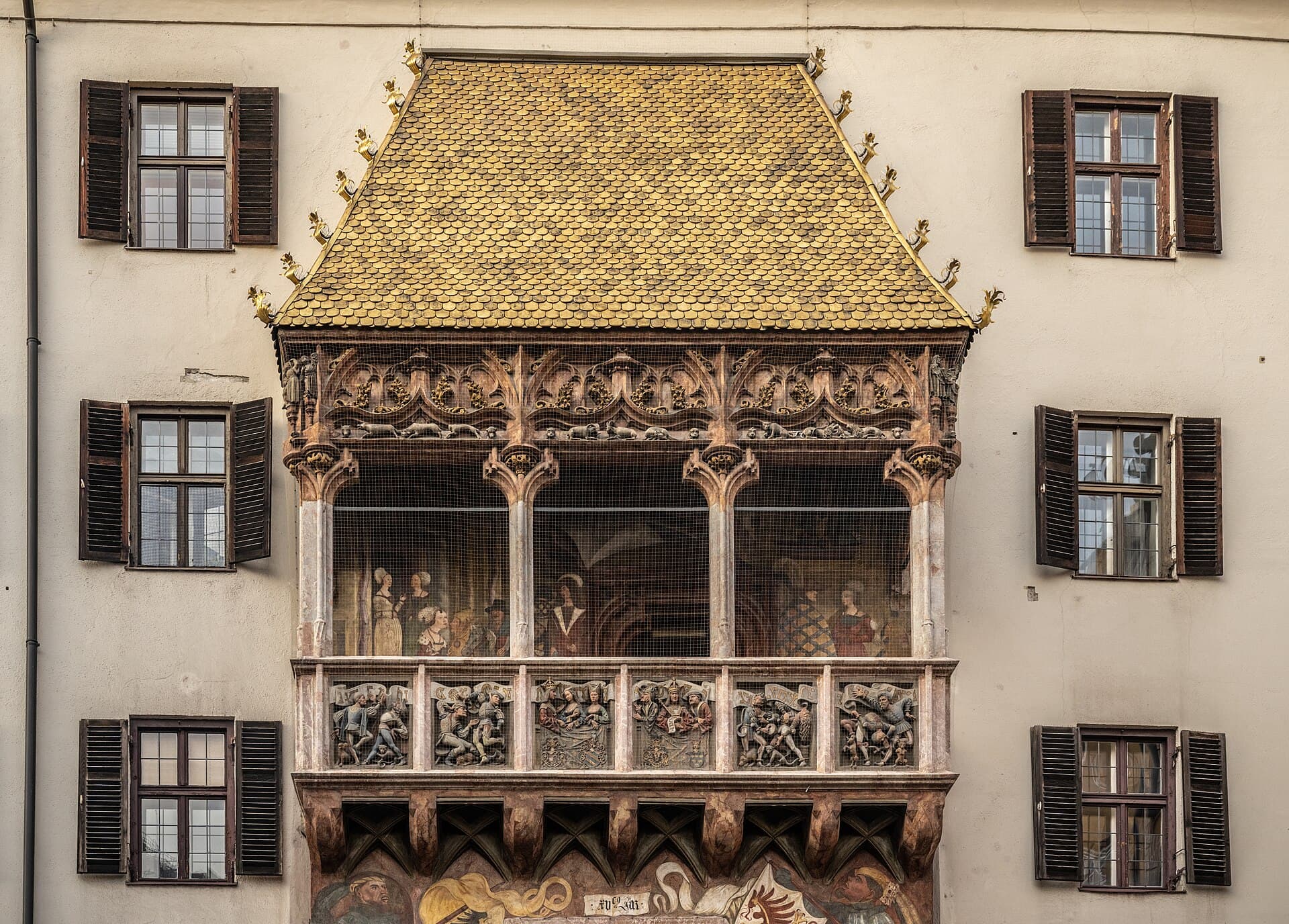 Il Goldenes Dachl, il Tettuccio d'Oro dalle 2.657 tegole di rame dorato, simbolo della città vecchia di Innsbruck.