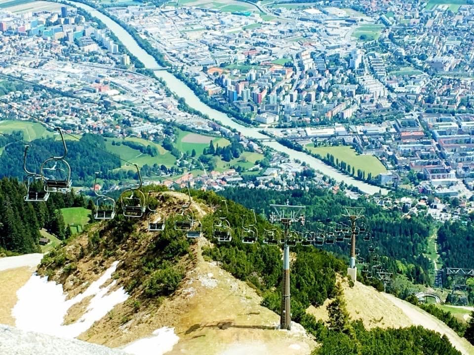 La catena del Nordkette sopra Innsbruck, raggiungibile in una ventina di minuti dal centro con funicolare e funivia.