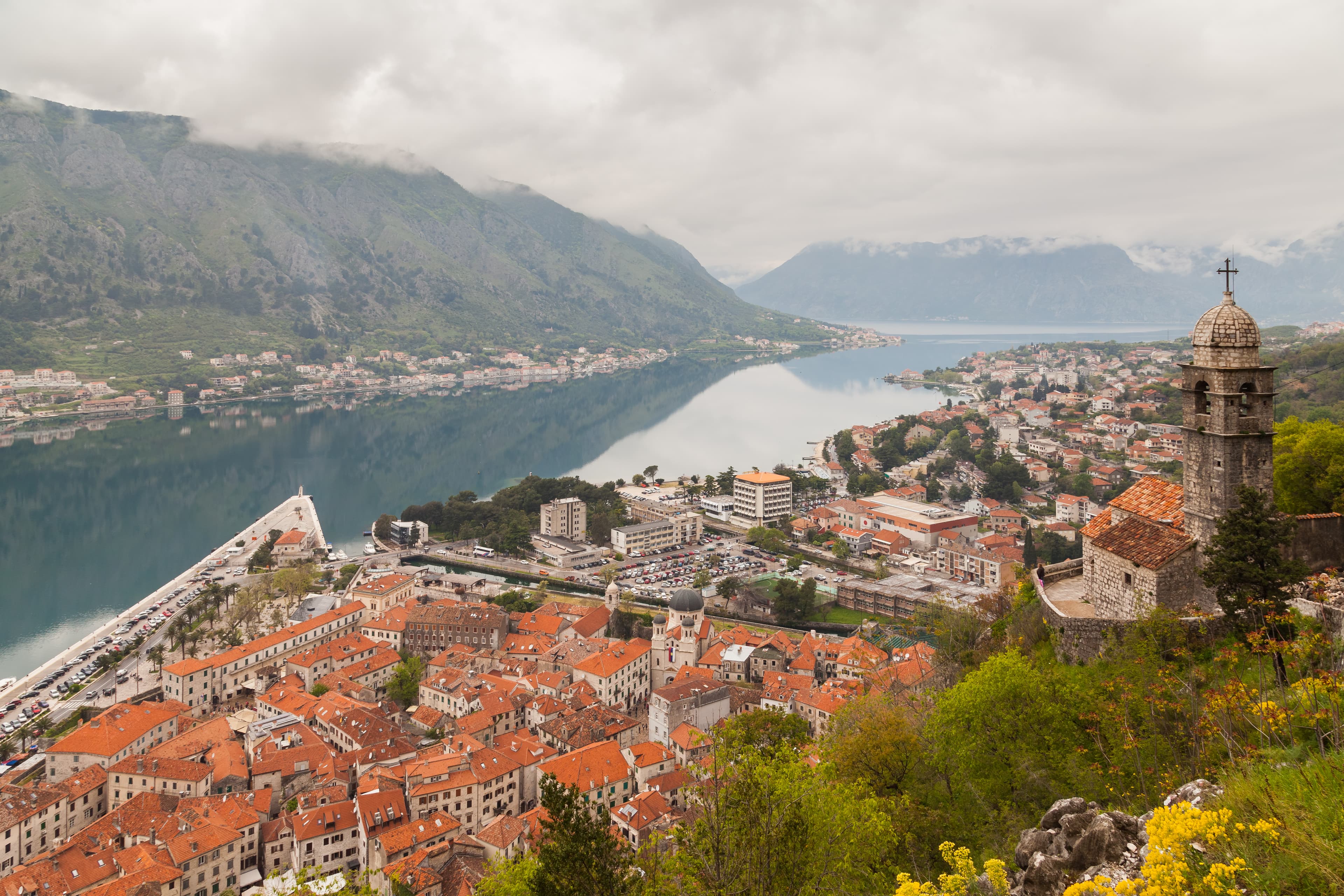 La Baia di Kotor vista dall'acqua: pareti scoscese che le danno l'aspetto di un fiordo, anche se geologicamente è una ria sommersa.