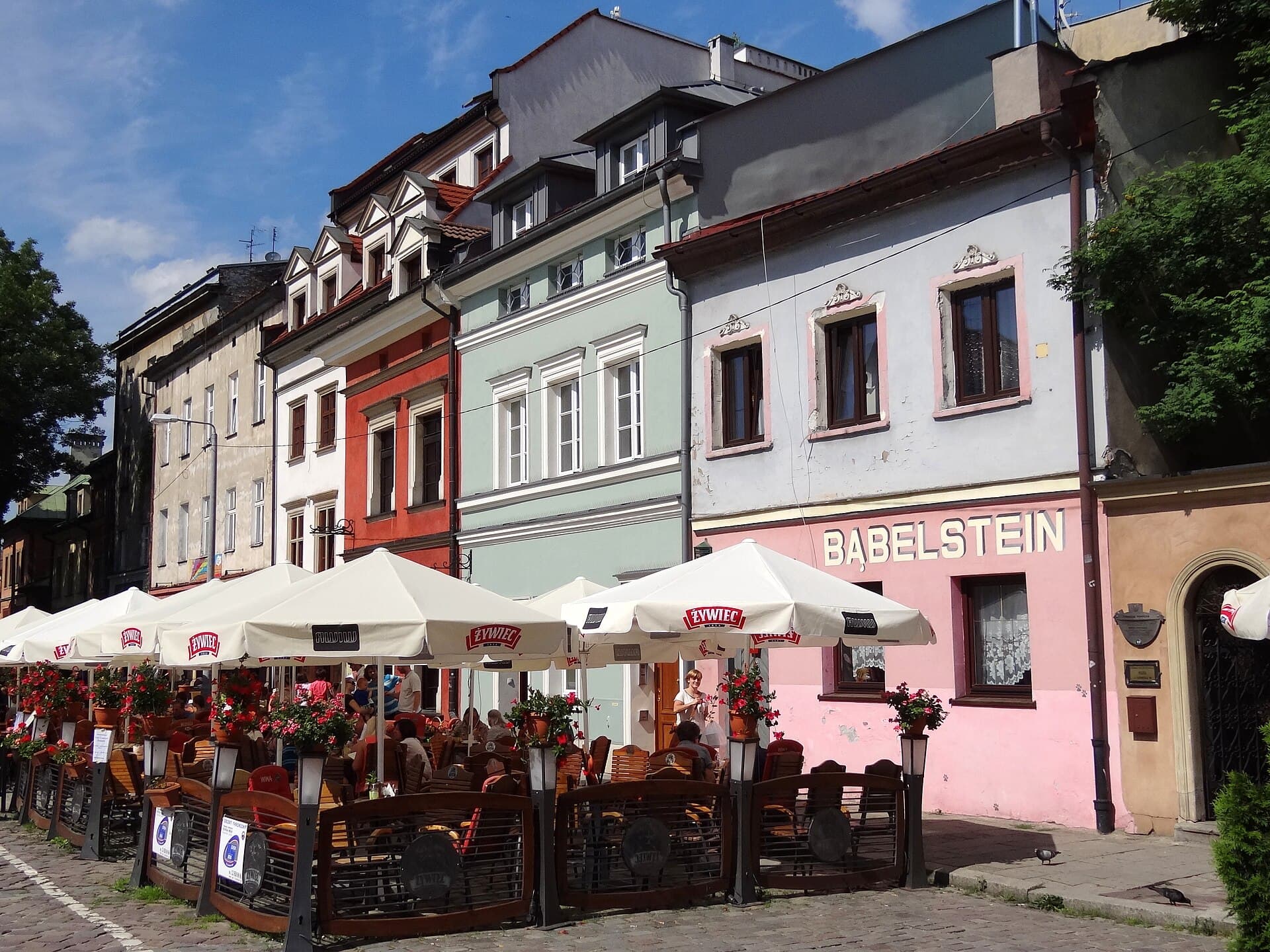Le case colorate e i caffè di Kazimierz, l'ex quartiere ebraico tornato a essere il cuore creativo e notturno di Cracovia, tra sinagoghe e locali bohémien.