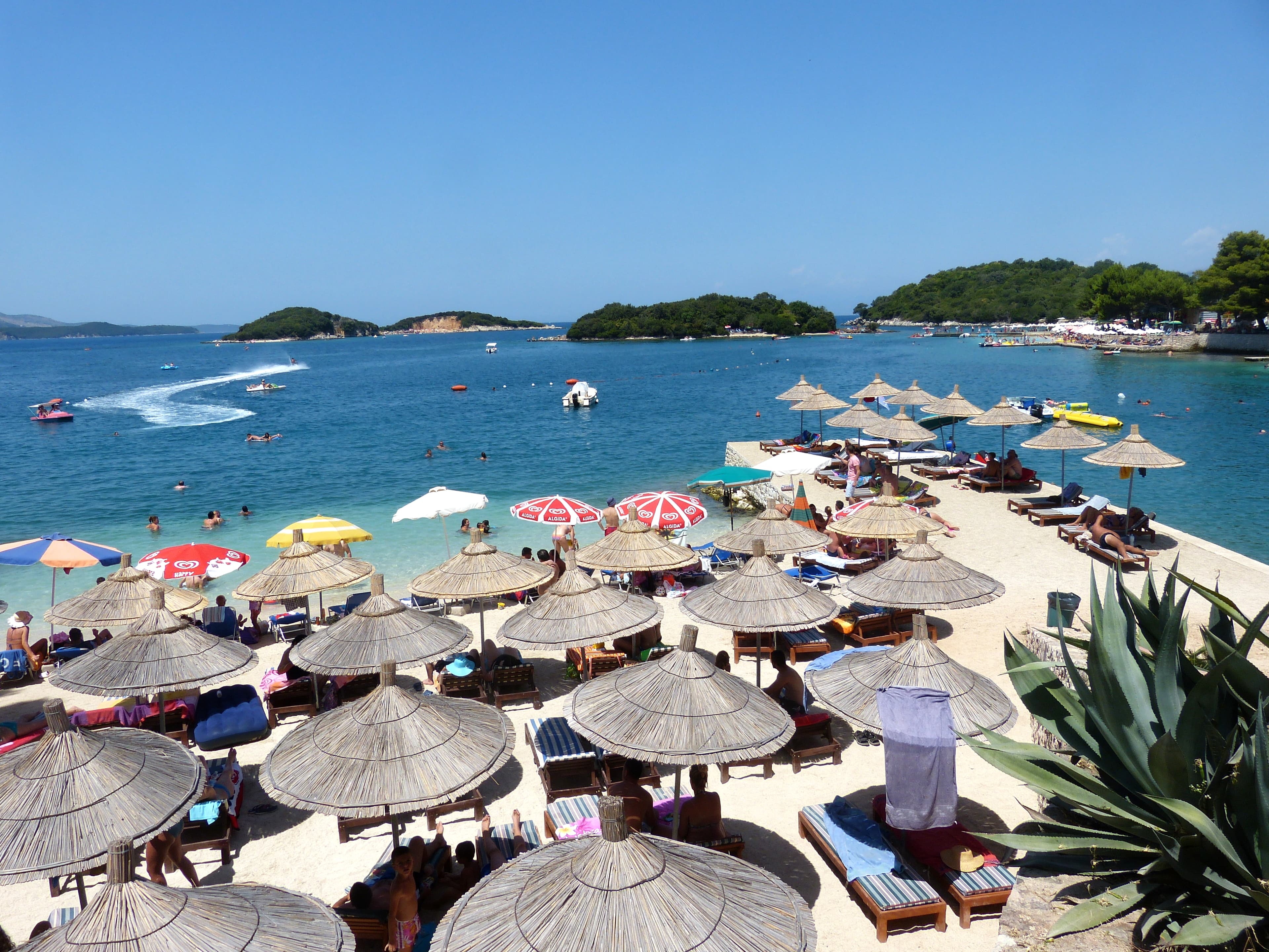 Acqua turchese e poco profonda lungo la costa di Ksamil, sulla Riviera Albanese.