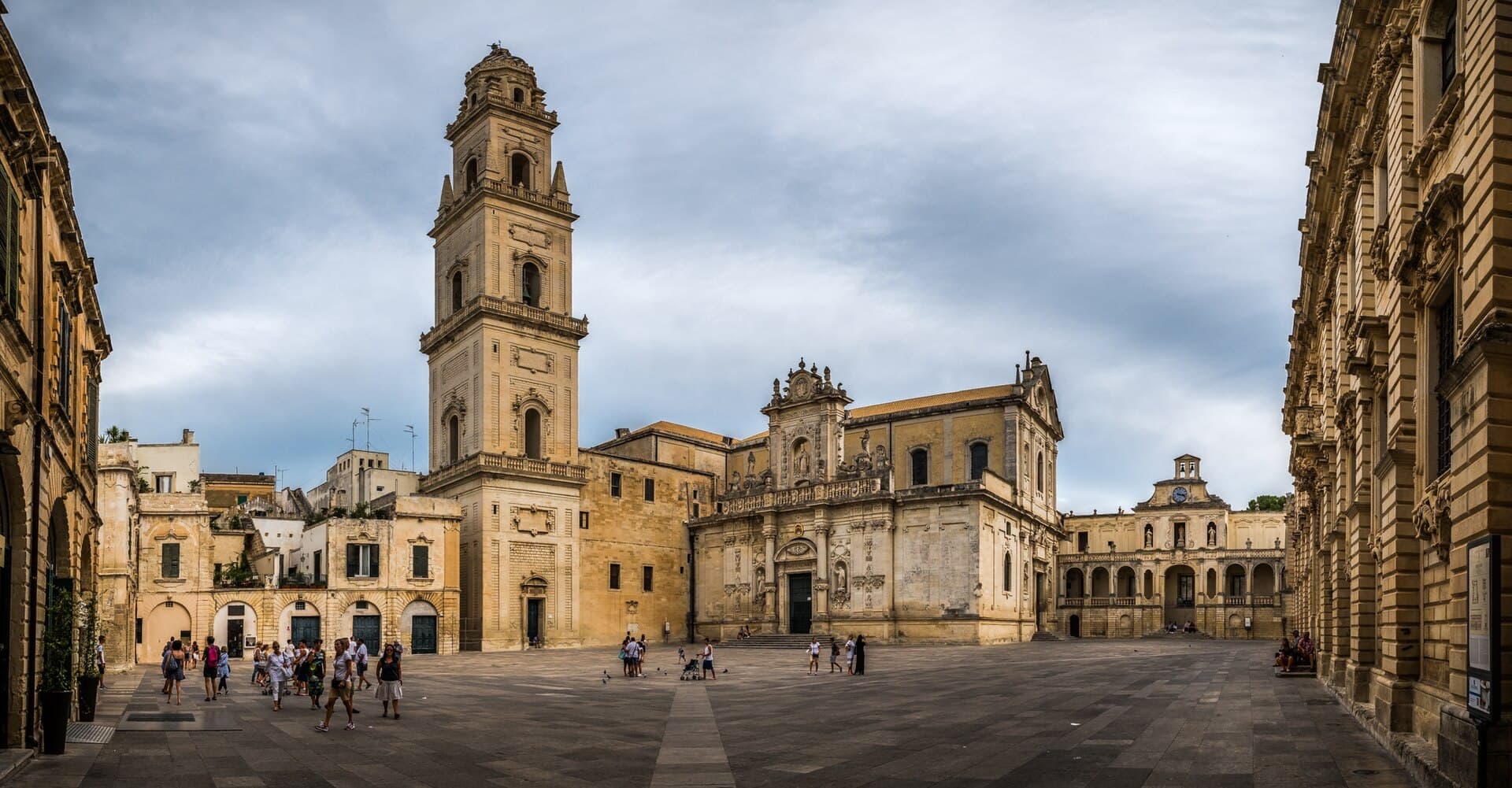 Piazza del Duomo, una delle rare piazze 'chiuse' d'Italia, con la cattedrale e l'altissimo campanile barocco.