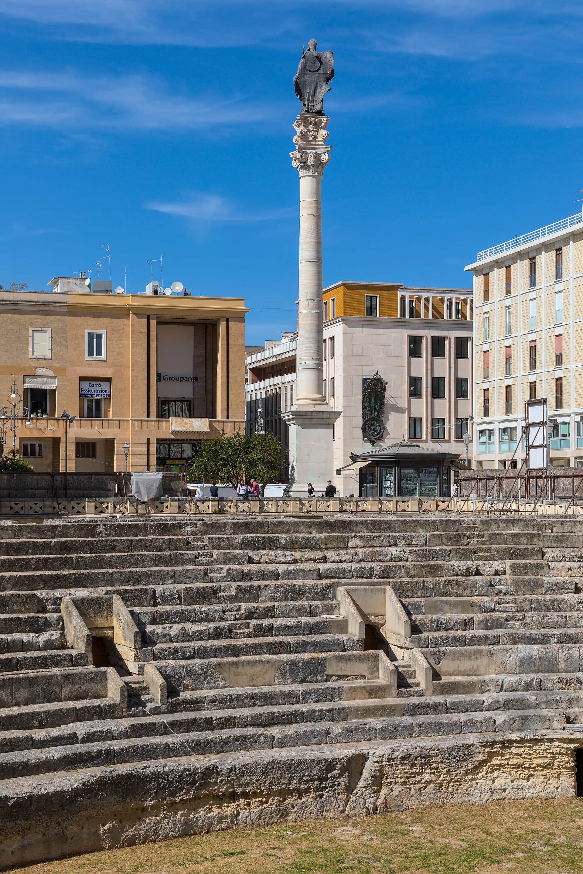 Piazza Sant'Oronzo con l'anfiteatro romano affiorato sotto il livello della città barocca.