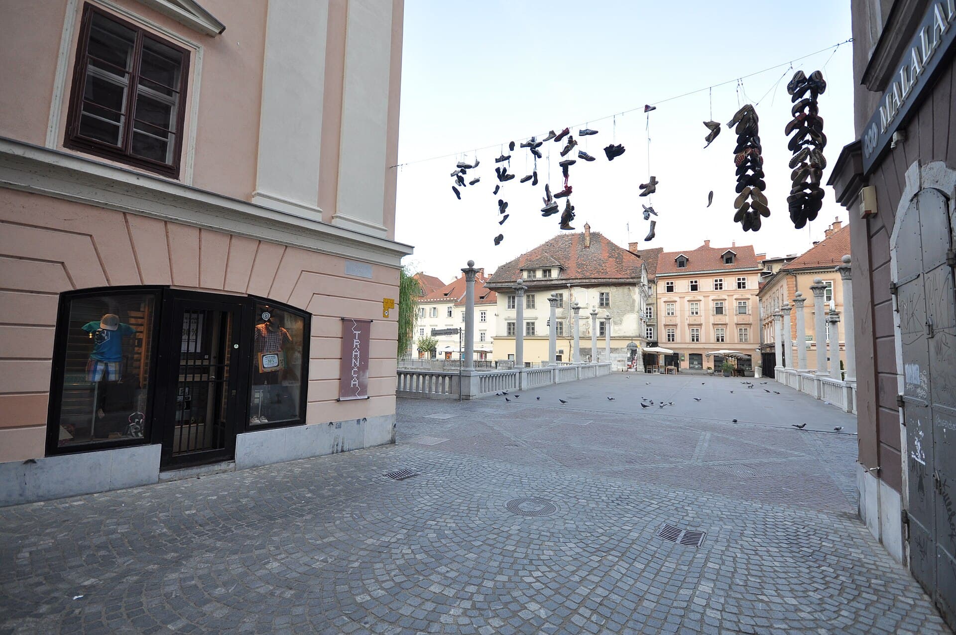 Il Ponte dei Calzolai (Čevljarski most), con le colonne di Plečnik e le scarpe appese che ricordano gli artigiani che un tempo lo affollavano.
