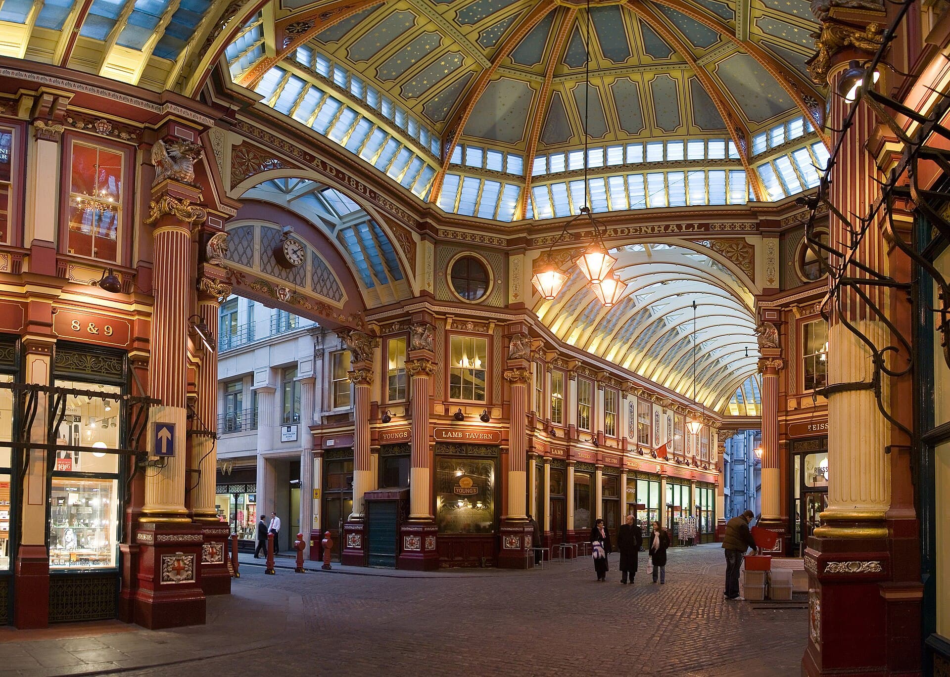 Leadenhall Market: la galleria vittoriana in ferro e vetro nascosta tra i grattacieli della City, location di Harry Potter poco battuta dai turisti.