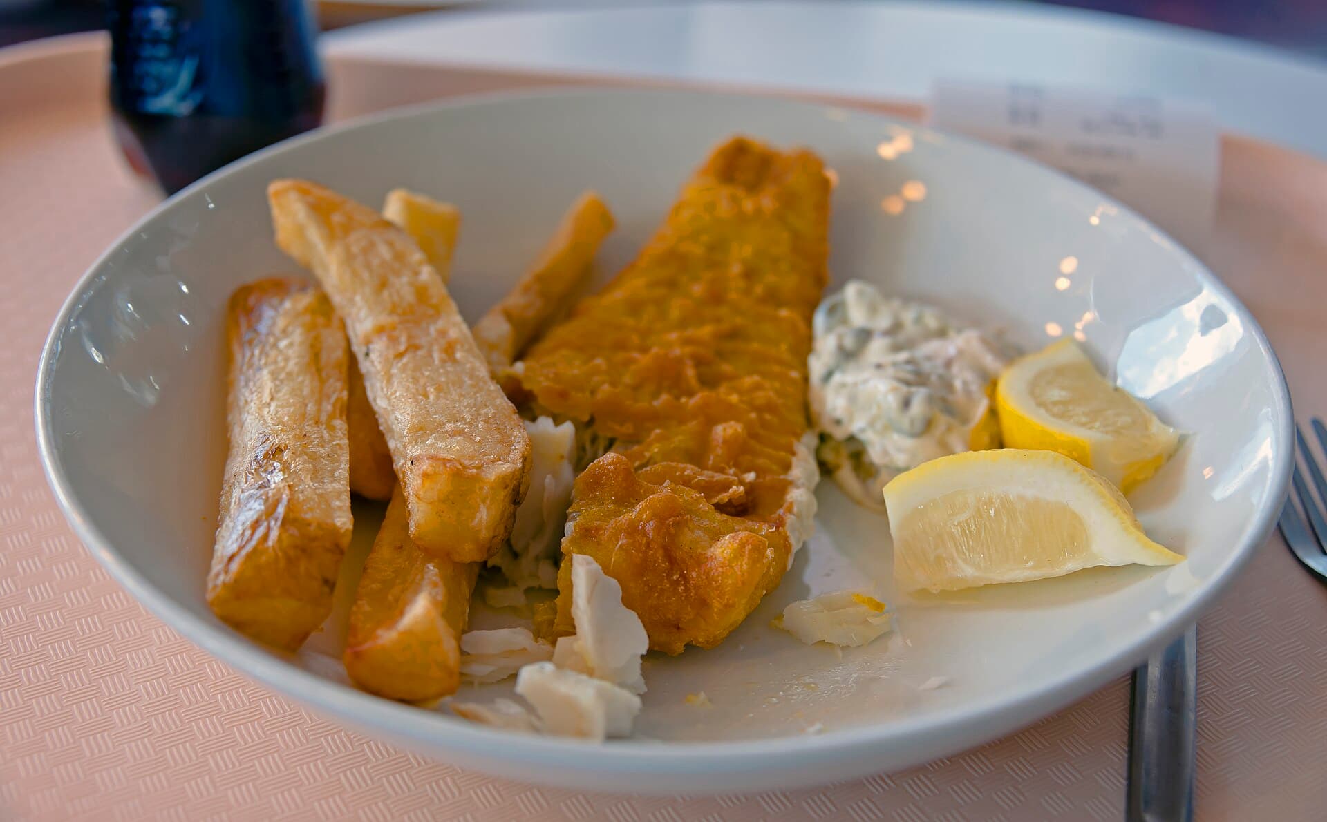 Fish and chips servito nella classica vaschetta da passeggio: il piatto popolare che ancora oggi racconta l'anima britannica a tavola.