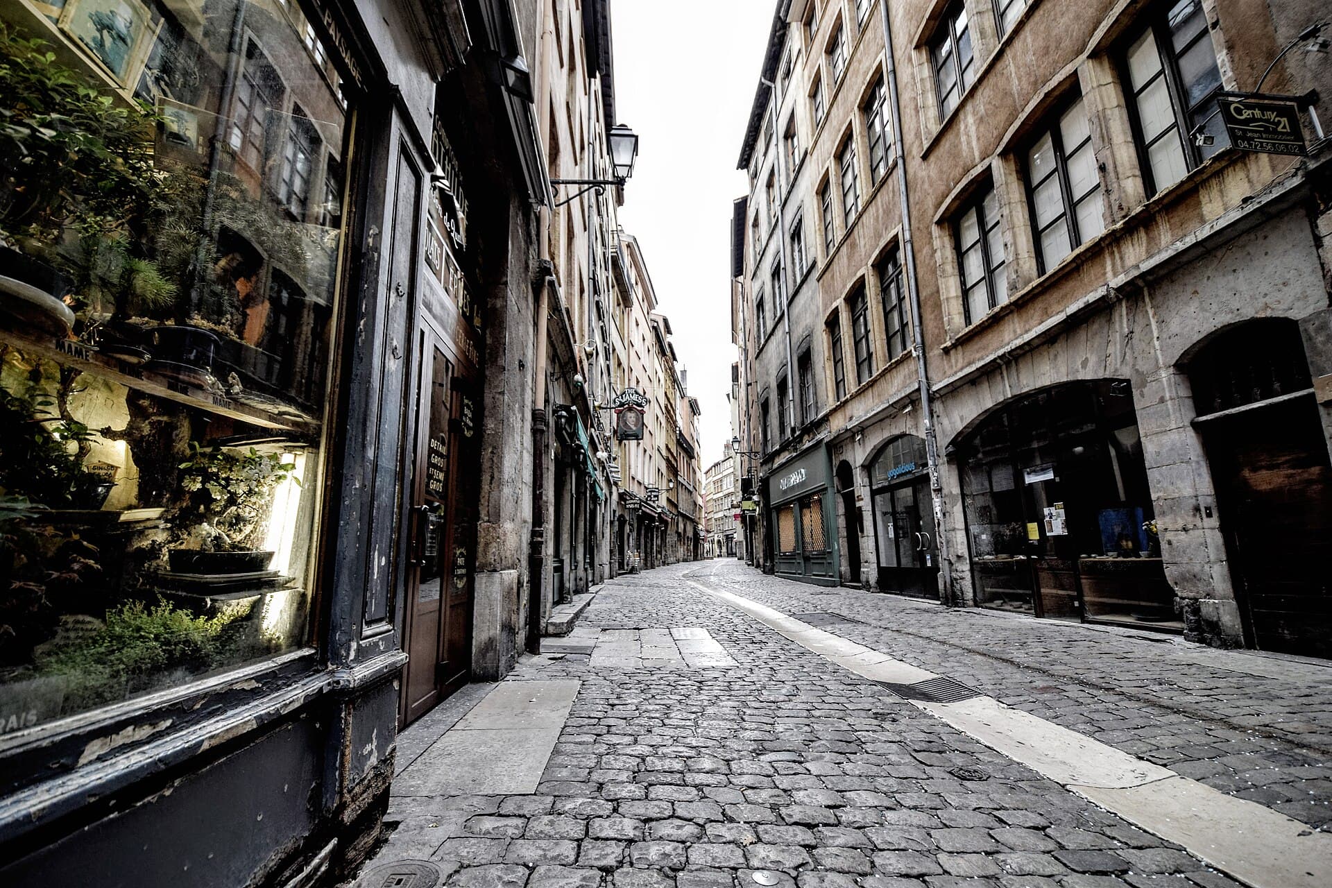 Una via acciottolata del Vieux Lyon, il vasto quartiere rinascimentale dove tra i palazzi si nascondono i traboules, i passaggi segreti dei tessitori di seta.