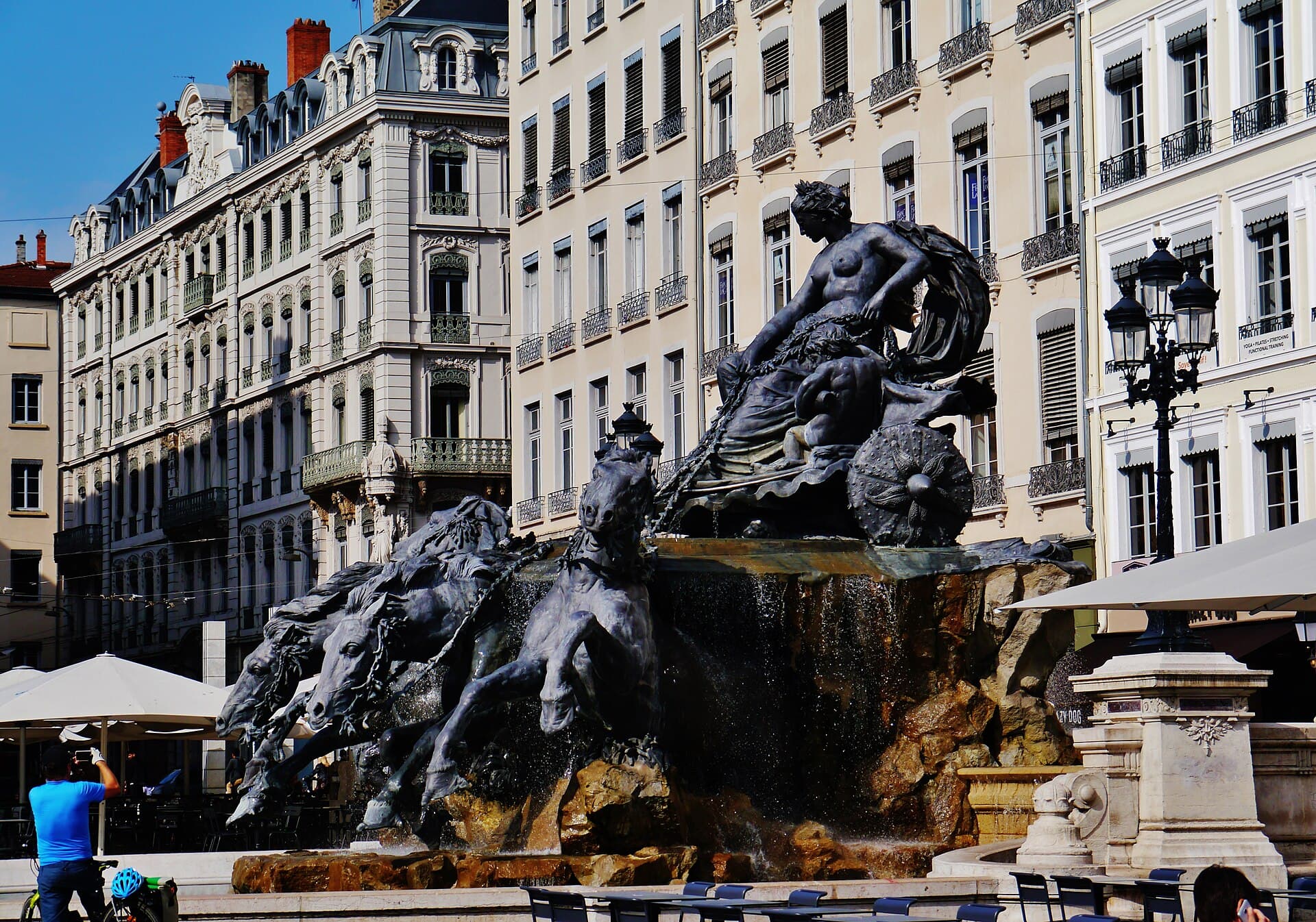 La Fontana di Bartholdi in Place des Terreaux, opera dello stesso scultore della Statua della Libertà: cavalli imbizzarriti in bronzo nel cuore della Presqu'île.