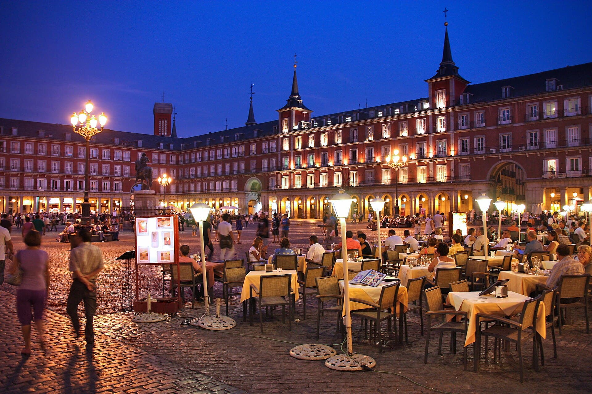 Plaza Mayor al tramonto, quando la luce dorata accende le facciate barocche e i portici si riempiono di vita.
