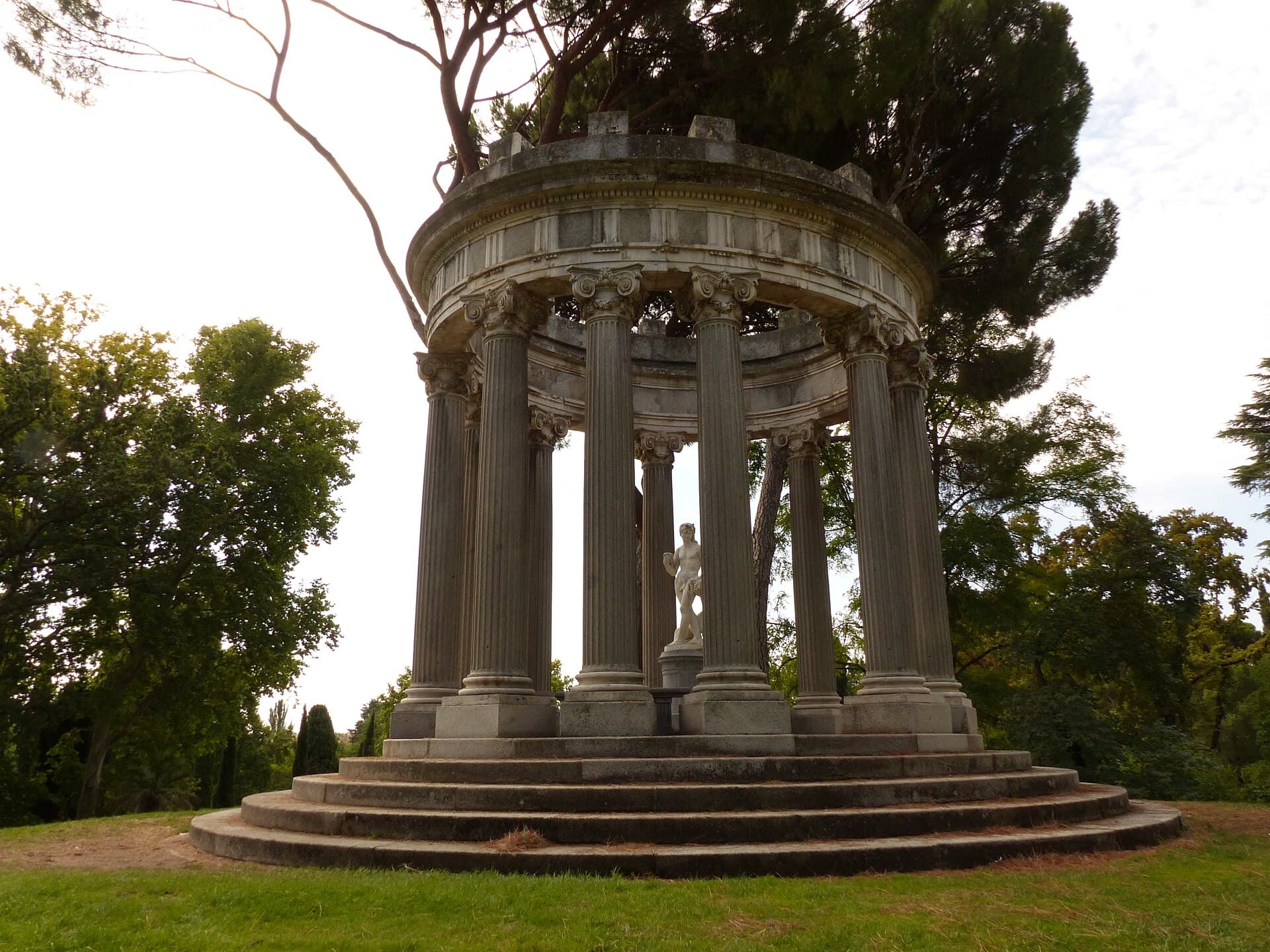 Il tempietto neoclassico del Parque de El Capricho, un angolo di Versailles madrileno che pochissimi turisti scoprono.