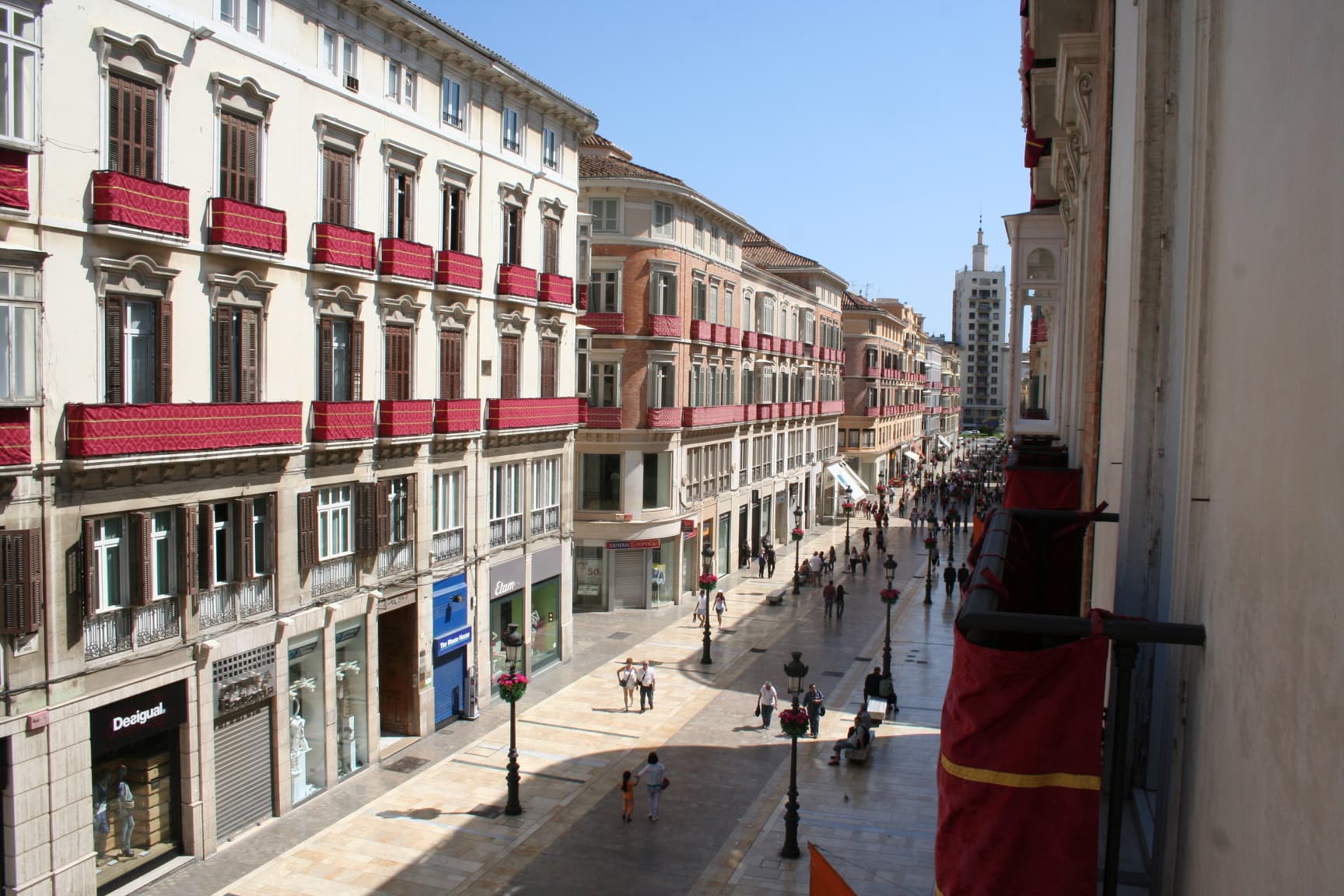 Calle Marqués de Larios, l'elegante via pedonale di marmo: cuore dello shopping malagueno e palcoscenico delle celebri illuminazioni di Natale.