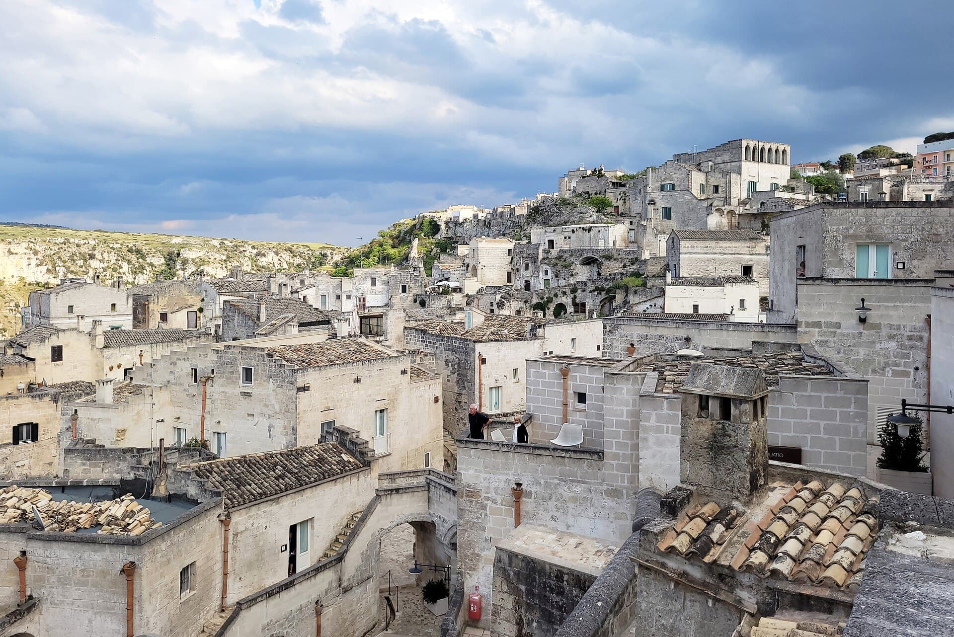Il Sasso Caveoso, il più antico dei due rioni rupestri, con le abitazioni-grotta che scendono a gradoni verso la gravina.