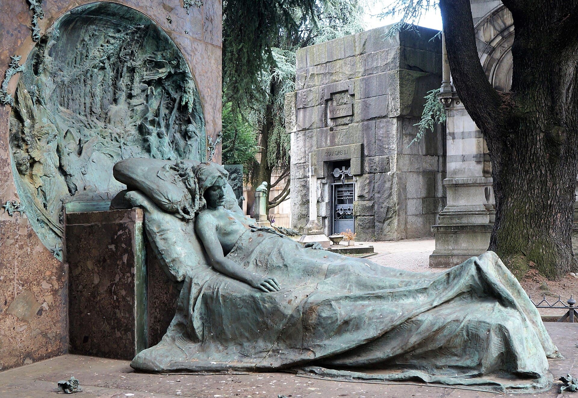Il Cimitero Monumentale, museo a cielo aperto di scultura funeraria spesso ignorato dagli itinerari turistici classici.