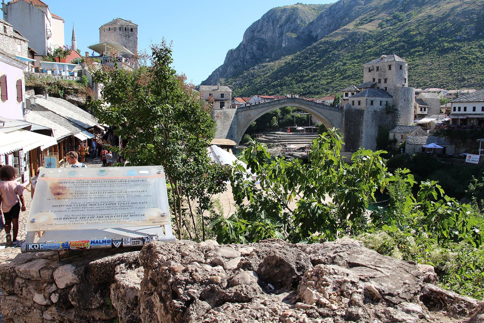 Il bazar ottomano di Kujundžiluk attorno al ponte, con le sue botteghe di rame battuto e artigianato.