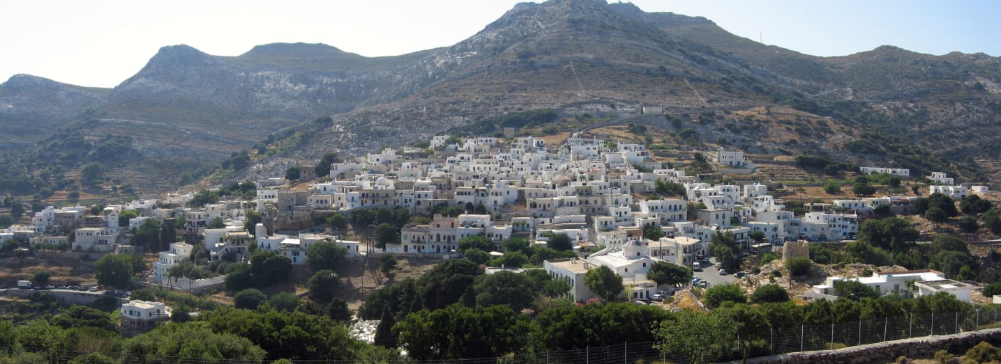 Apeiranthos, il villaggio di marmo aggrappato alle pendici del monte Fanari.
