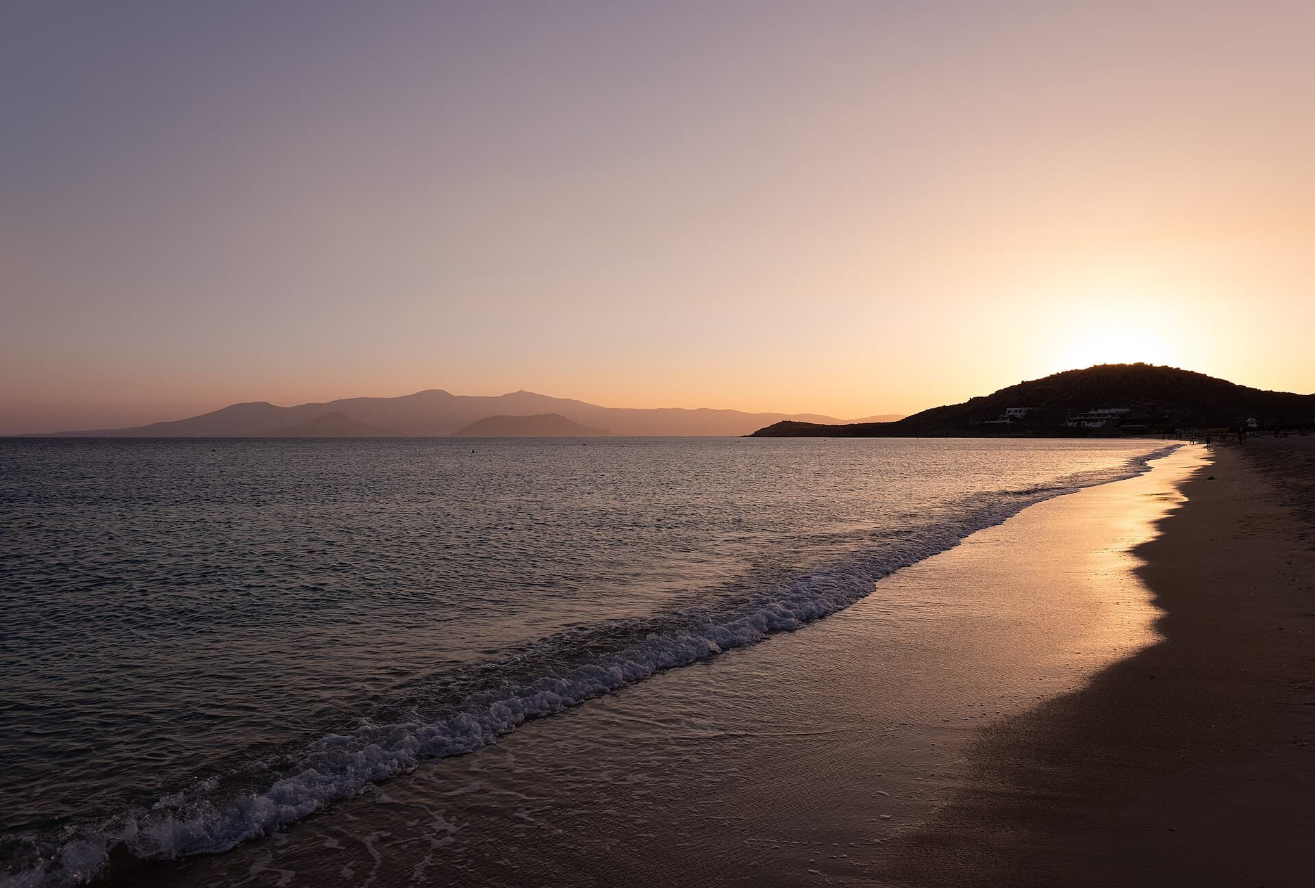 La spiaggia di Agios Prokopios al tramonto, sulla costa ovest.