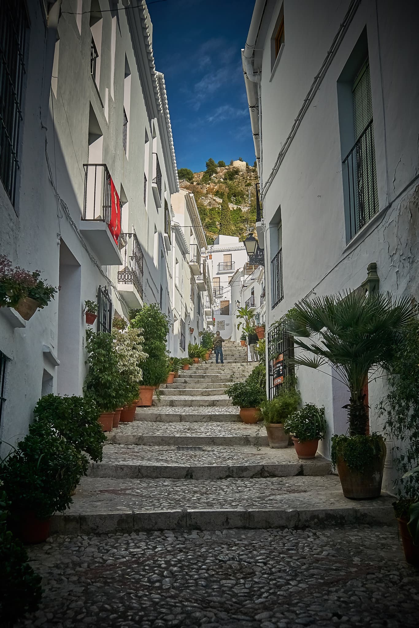 Le case bianche di Frigiliana viste dai sentieri collinari che la circondano, a pochi minuti da Nerja.