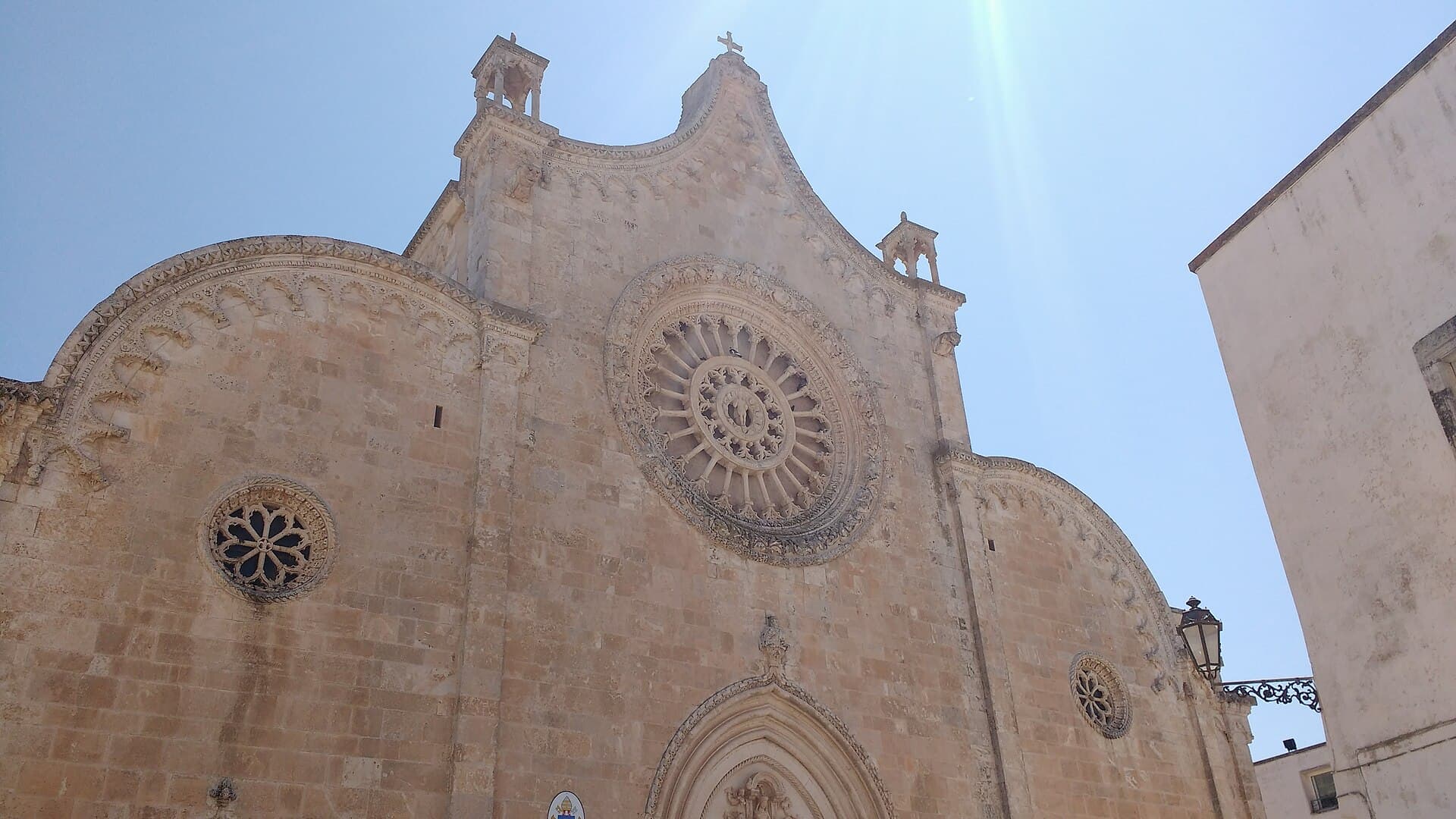 La facciata tardogotica della concattedrale con il rosone a ventiquattro raggi, il più grande della Puglia.