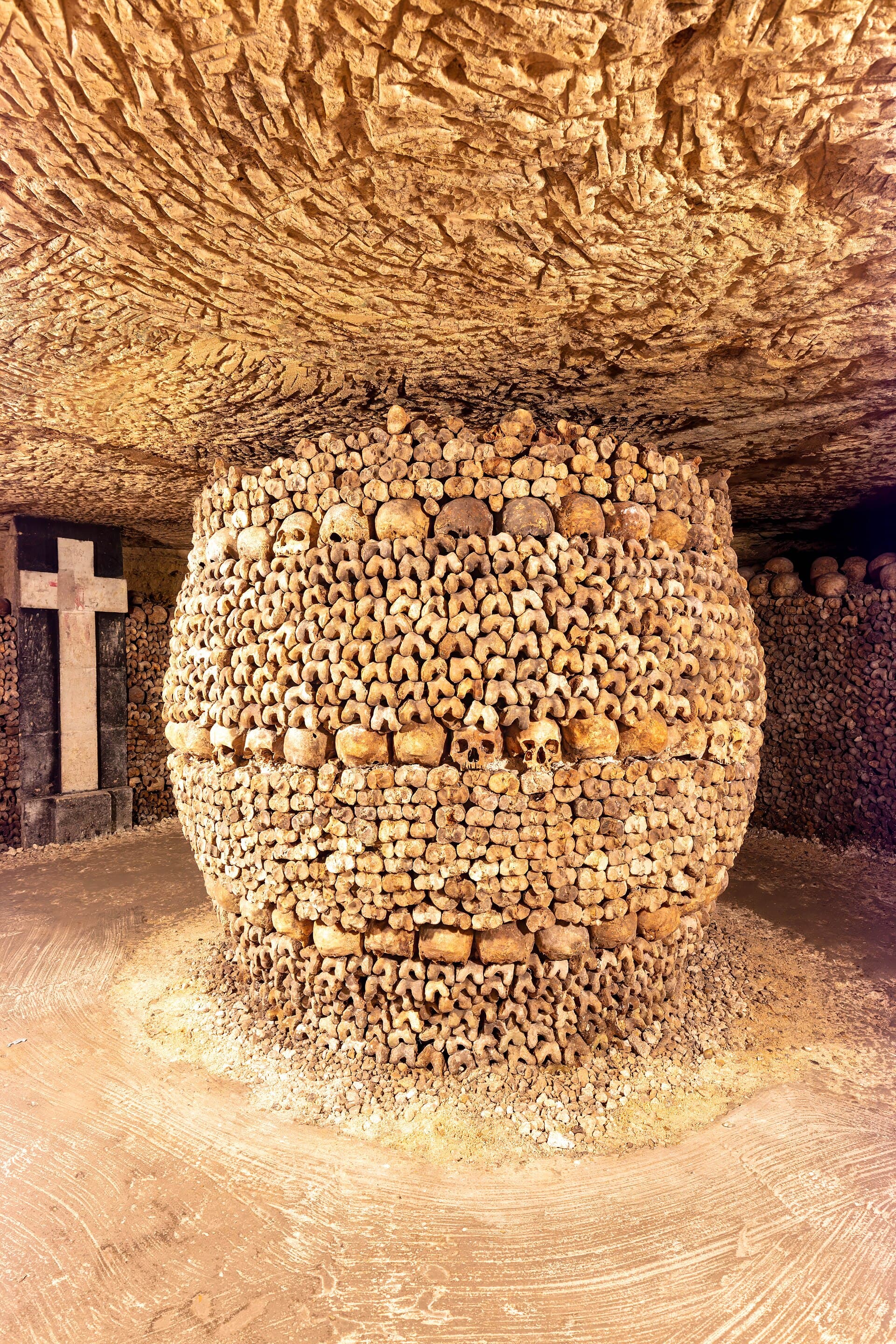 Le Catacombe custodiscono i resti di circa sei milioni di parigini in oltre 300 km di gallerie scavate nelle antiche cave di calcare sotto la città.