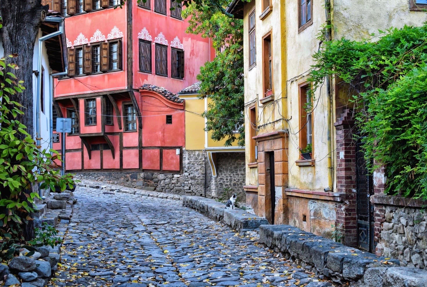 I vicoli acciottolati della Città Vecchia, con le colorate case del Risorgimento Nazionale bulgaro dai piani superiori sporgenti.