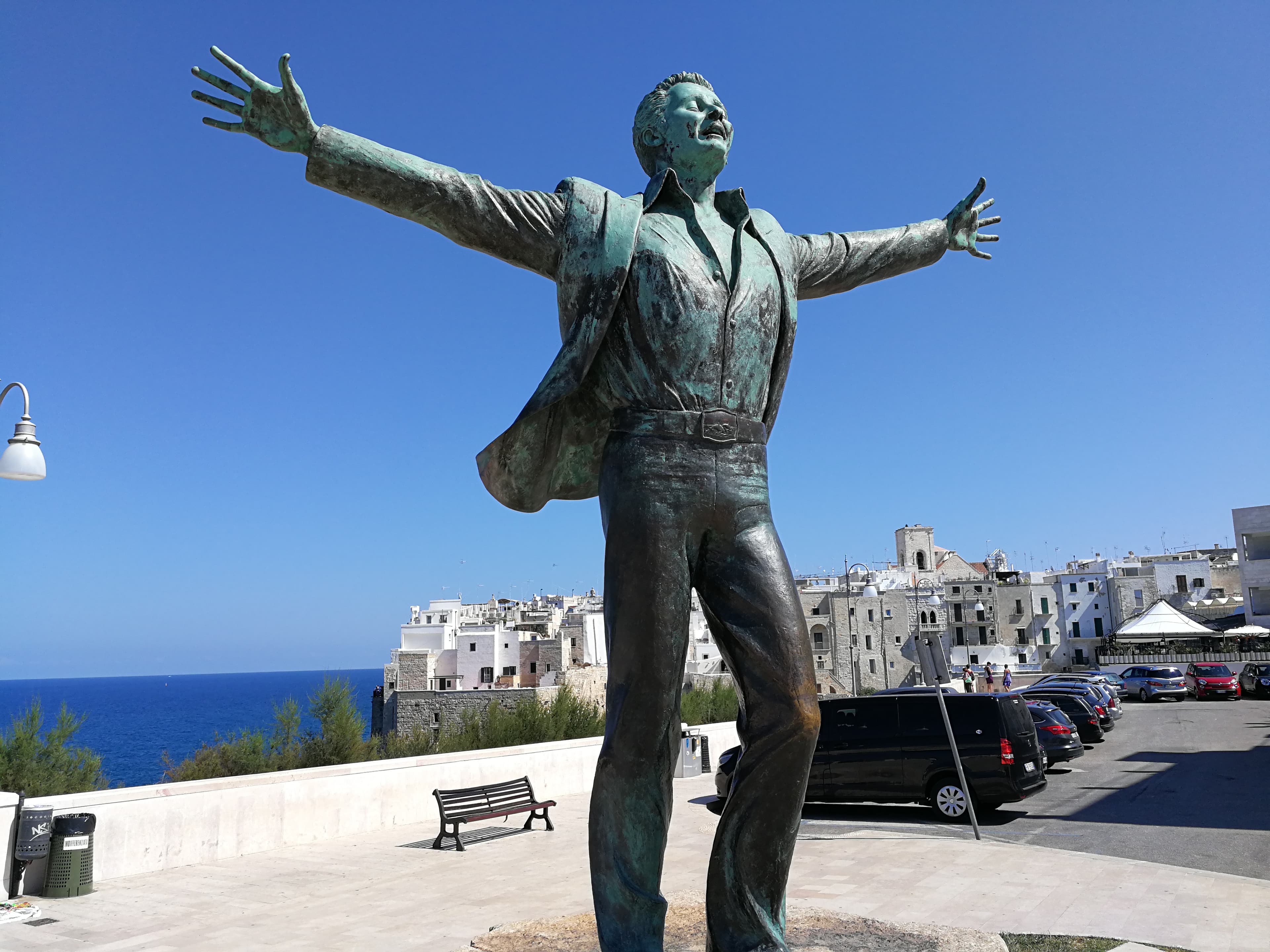 La statua di Domenico Modugno, autore e interprete di 'Volare', nato a Polignano a Mare e celebrato proprio sopra la baia di Lama Monachile.