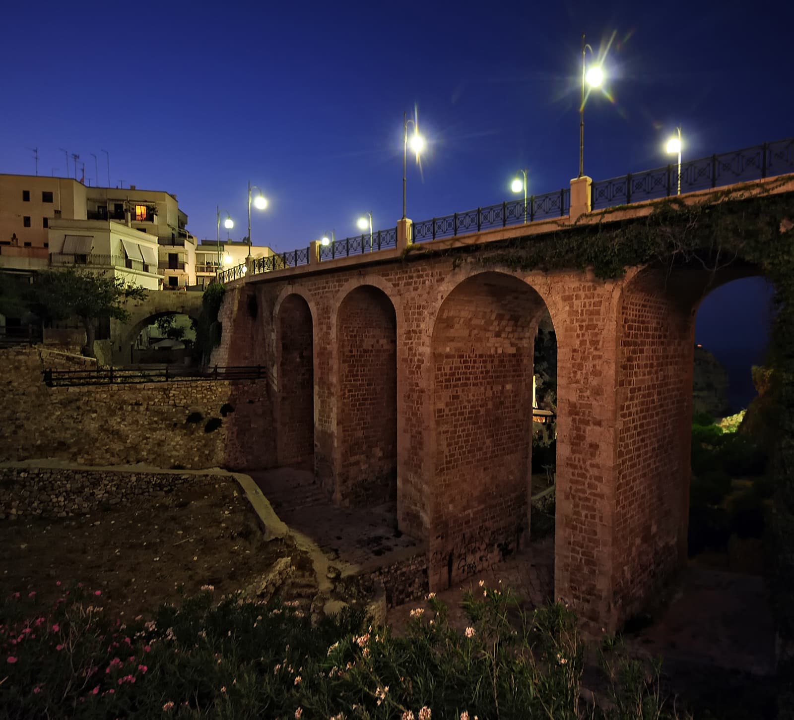 Il ponte borbonico su Lama Monachile, il punto di osservazione classico sulla spiaggia incastonata tra le scogliere.