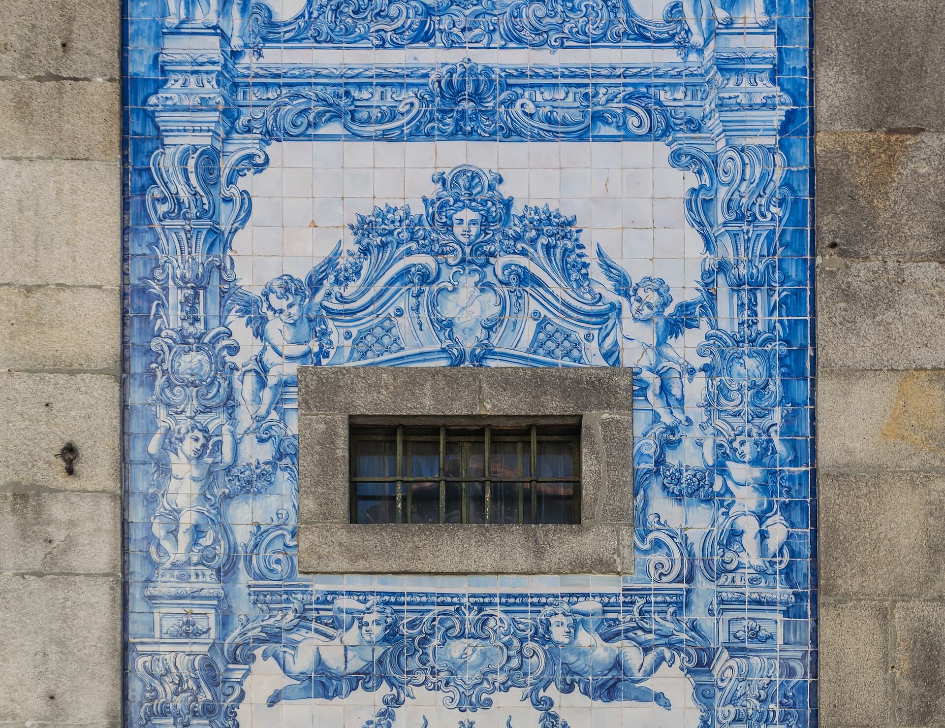 La facciata della Capela das Almas, completamente ricoperta di azulejos blu e bianchi: un capolavoro meno fotografato della stazione di São Bento, ma altrettanto spettacolare.