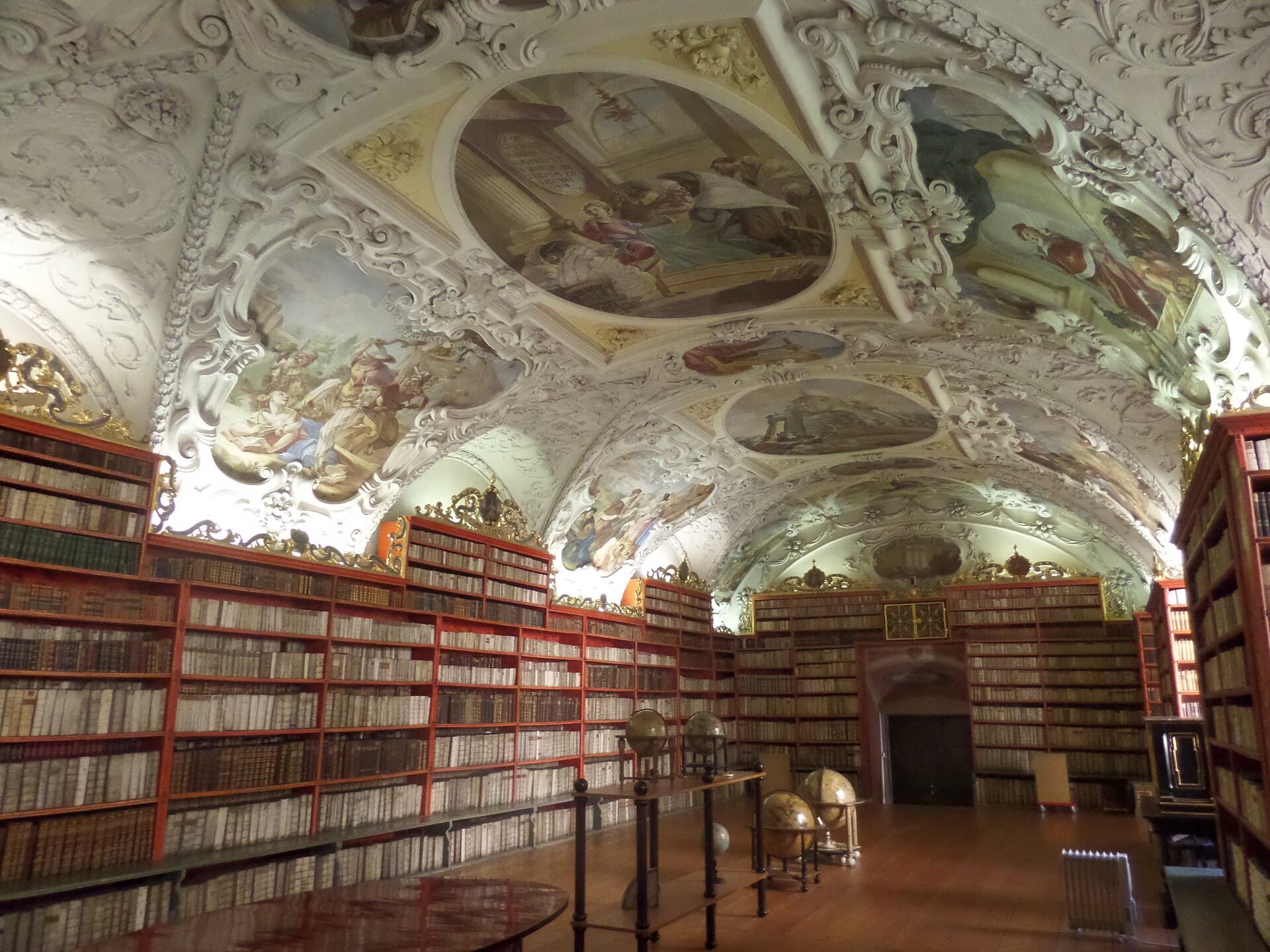 La sala teologica della Biblioteca del Monastero di Strahov, con affreschi barocchi e mappamondi antichi, una delle tappe più sottovalutate dai tour classici.