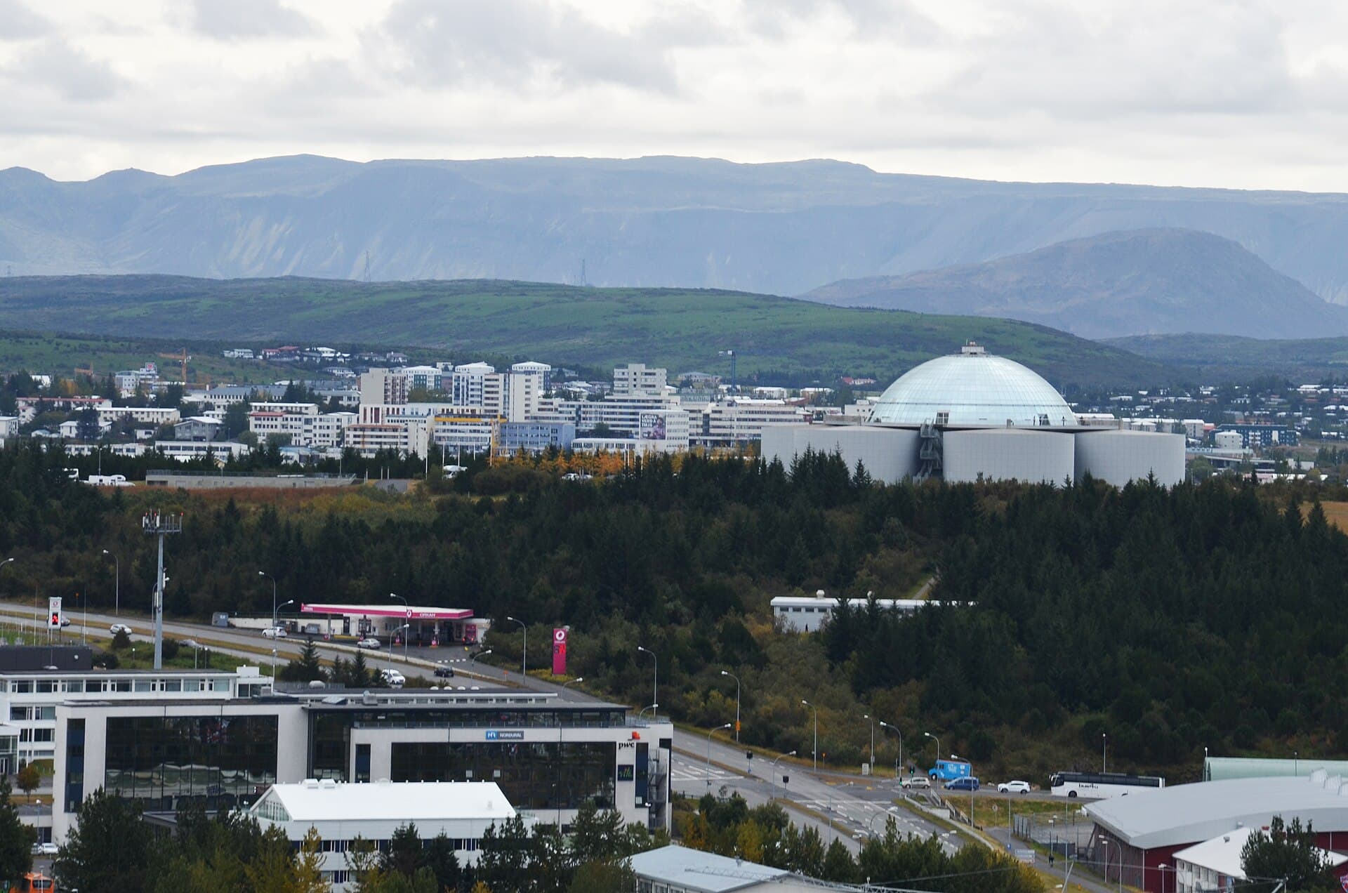 Perlan, la cupola di vetro sulla collina di Öskjuhlíð: osservatorio panoramico a 360° su Reykjavík, l'oceano e le montagne, con una grotta di ghiaccio all'interno.
