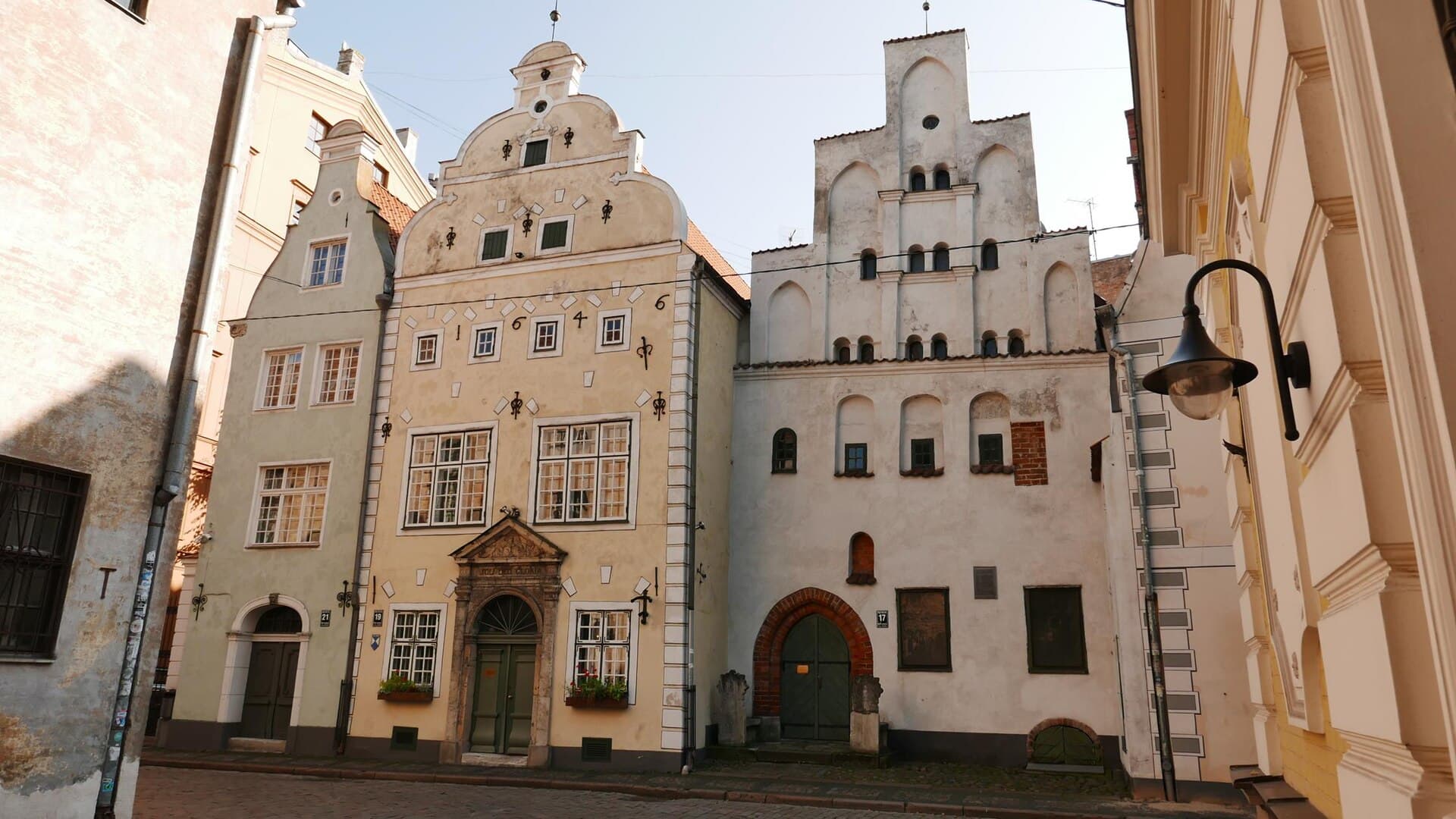 I Tre Fratelli, tre case affiancate di epoche diverse: tra gli edifici residenziali più antichi di Riga, un salto nella città medievale.
